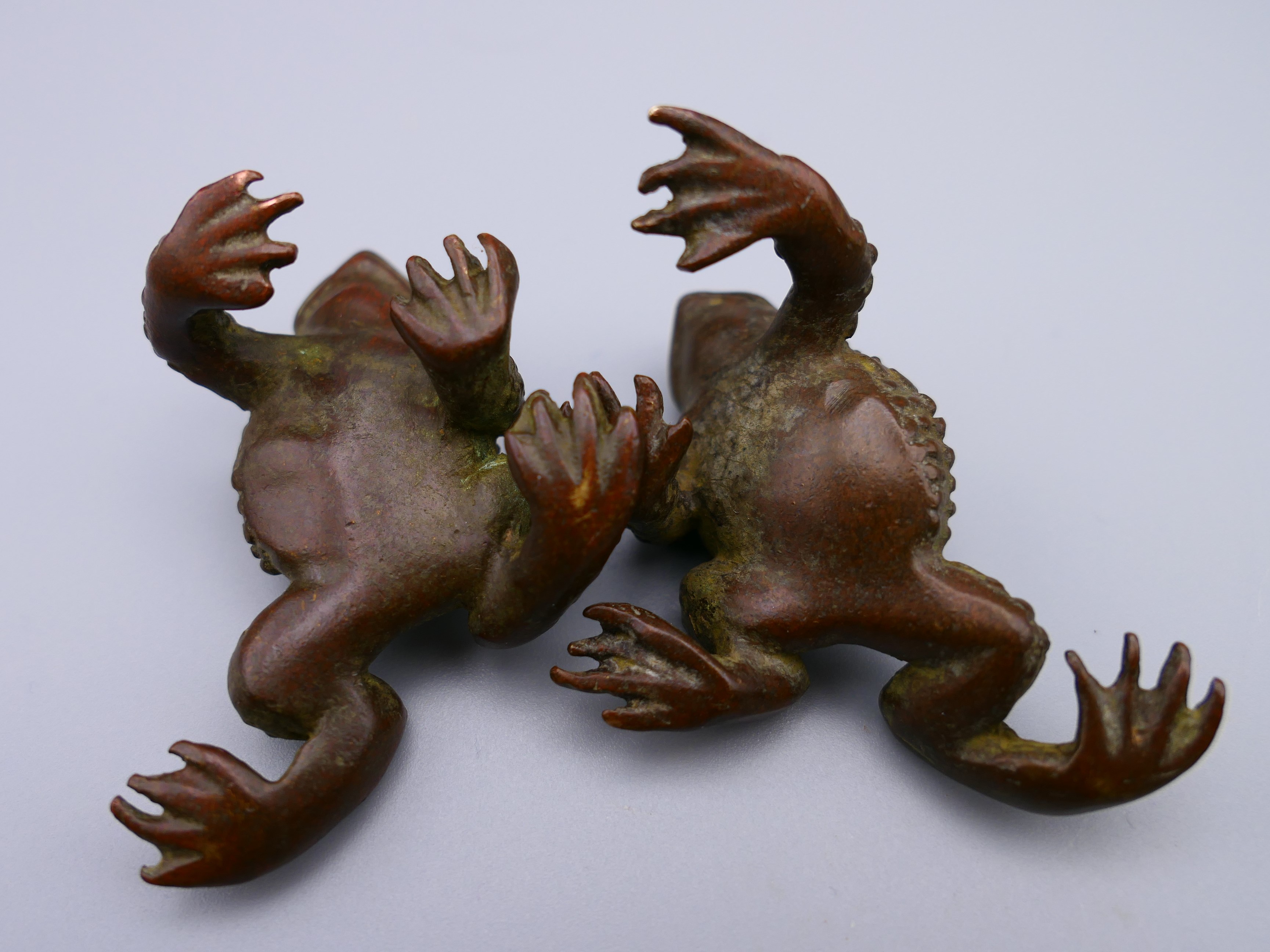 A pair of bronze frogs. Each approximately 5 cm long. - Image 7 of 7