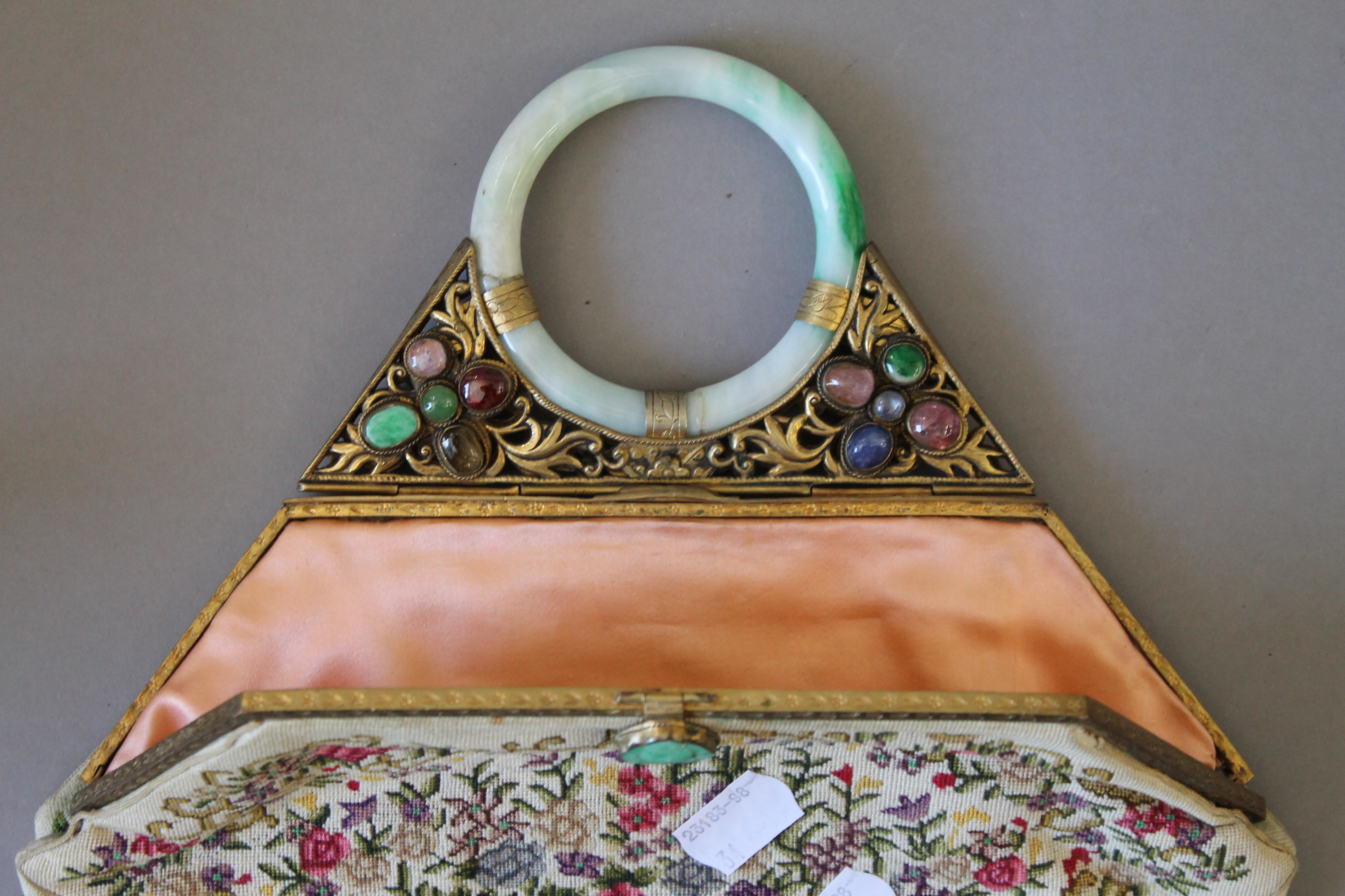 A jade handled evening bag. 25 cm wide. - Image 3 of 3