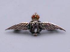 A 9 ct white gold RAF sweetheart brooch. 3 cm wide. 2.5 grammes total weight.