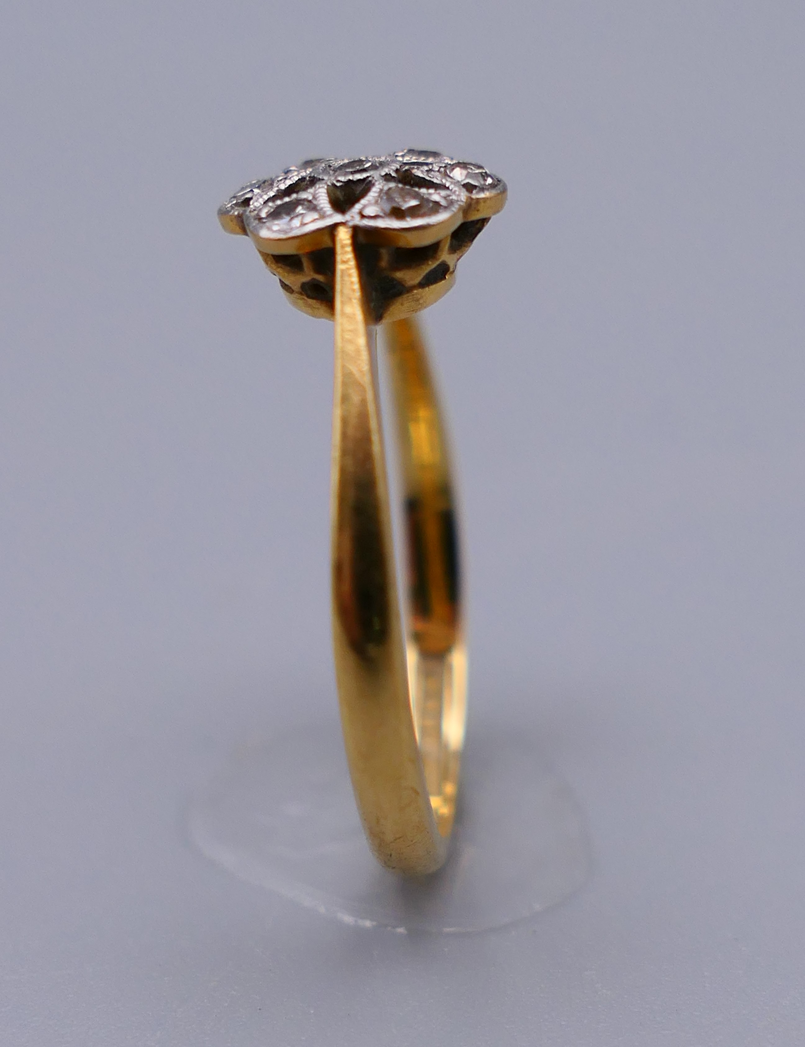 An 18 ct gold and diamond flower head ring. Ring size M. 8 mm high. - Image 5 of 8