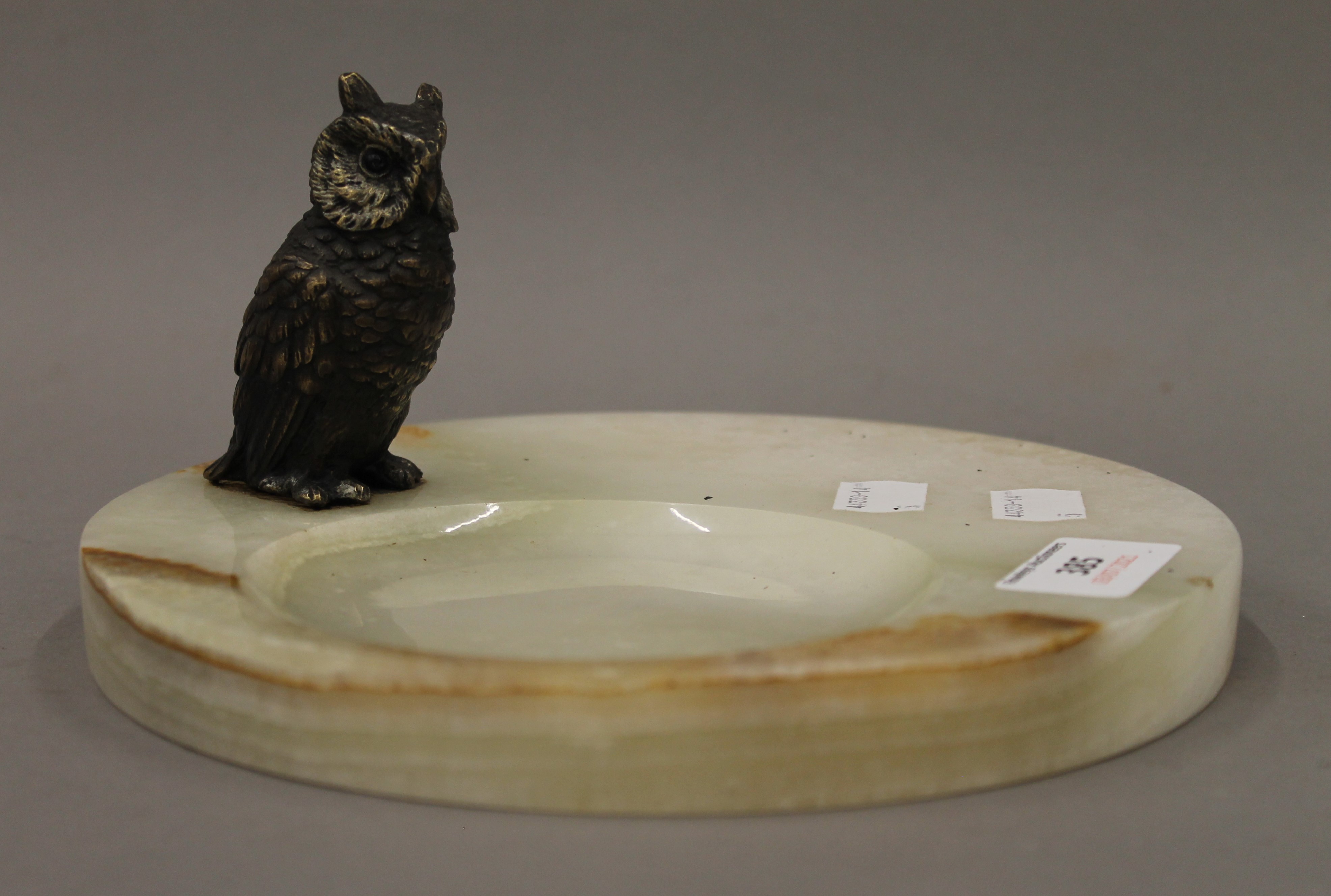 A cold painted bronze model of an owl mounted on an onyx dish. 19.5 cm diameter. - Bild 2 aus 3