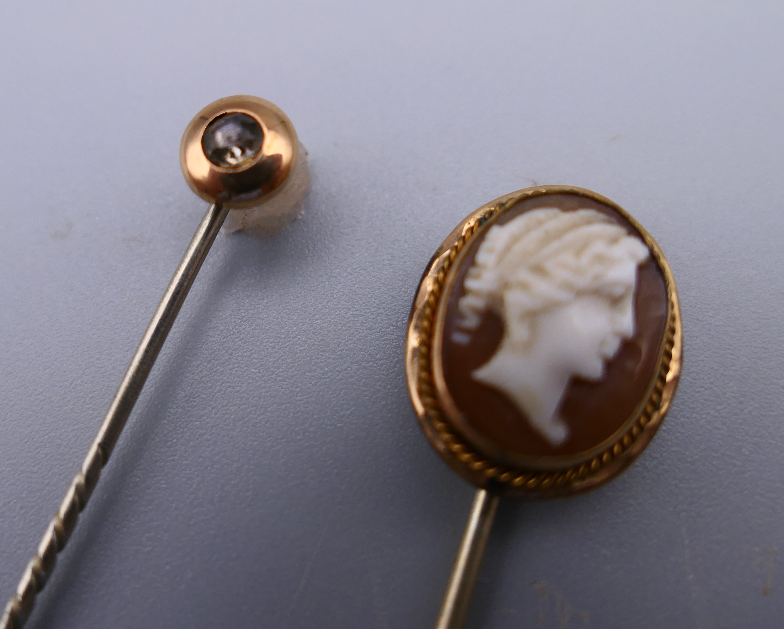 An unmarked gold bar brooch and two stick pins. - Image 4 of 5