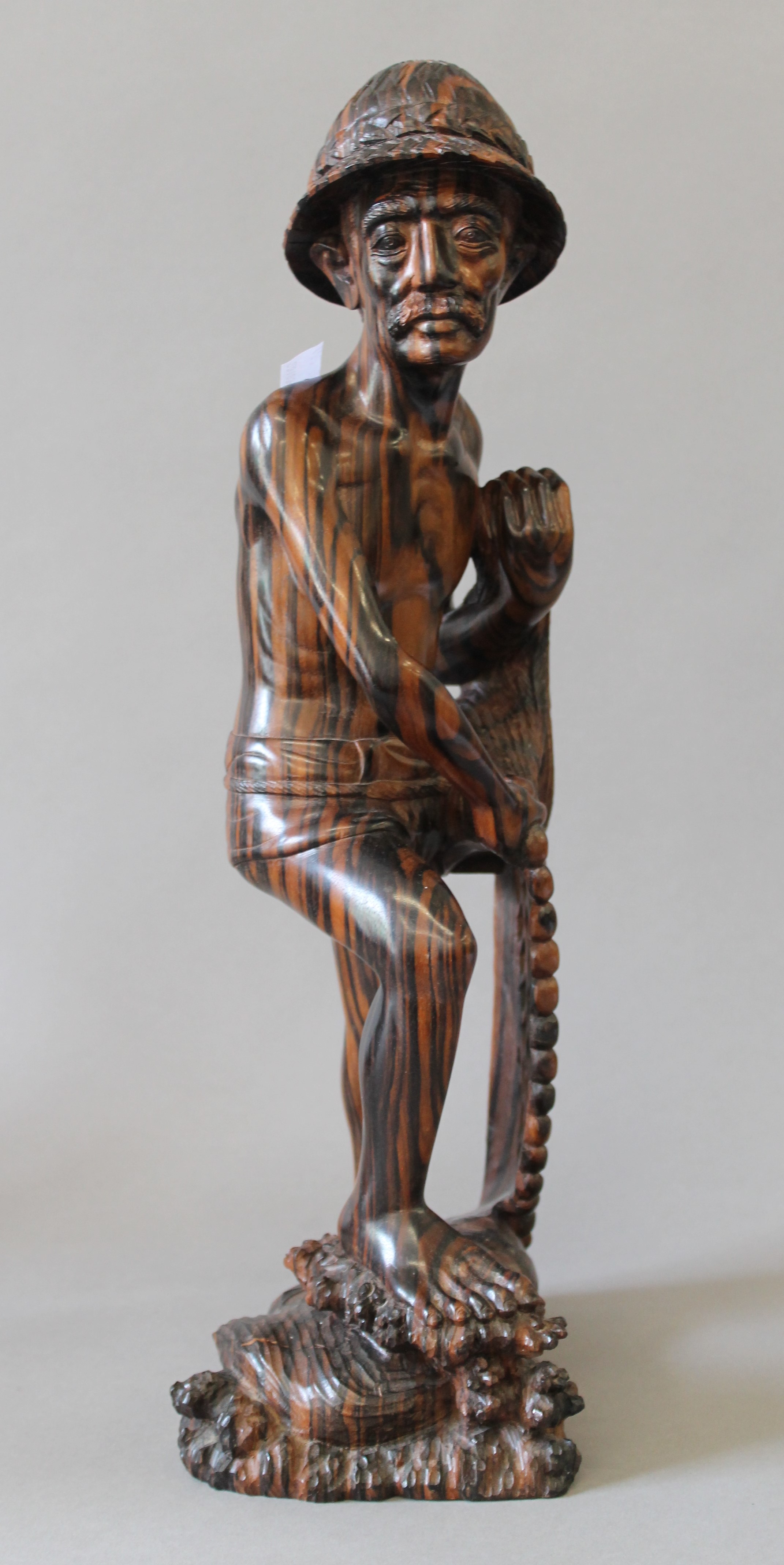 An Eastern carved hardwood fisherman figure. 43 cm high. - Bild 3 aus 5