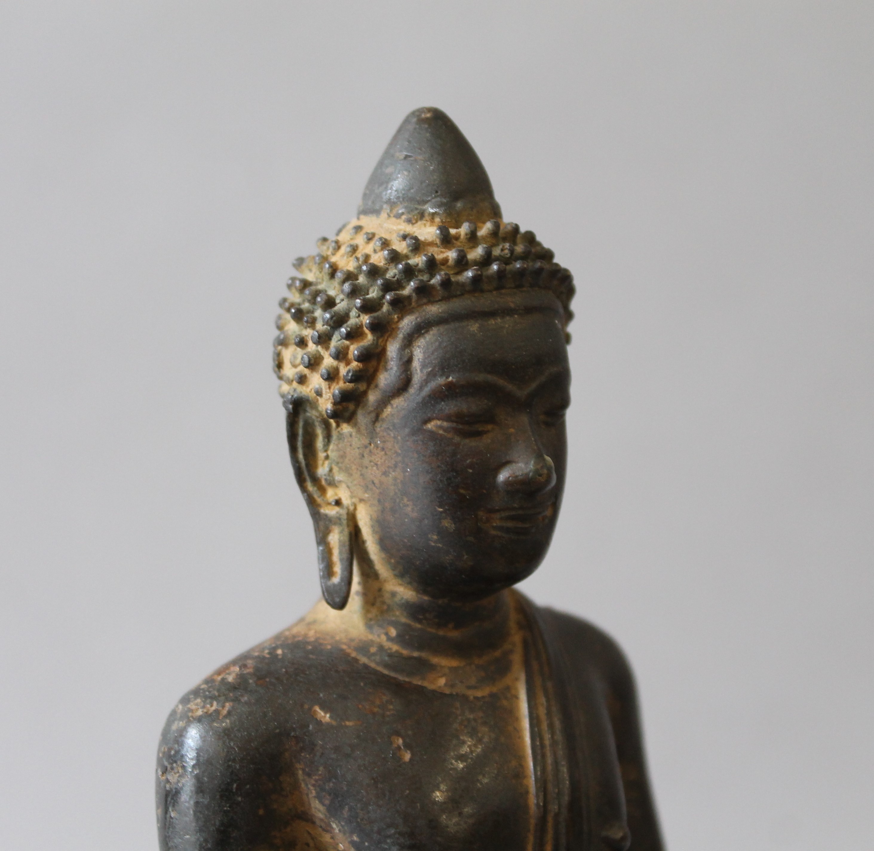 An antique bronze model of Buddha mounted on a wooden base. 21 cm high. - Bild 5 aus 5