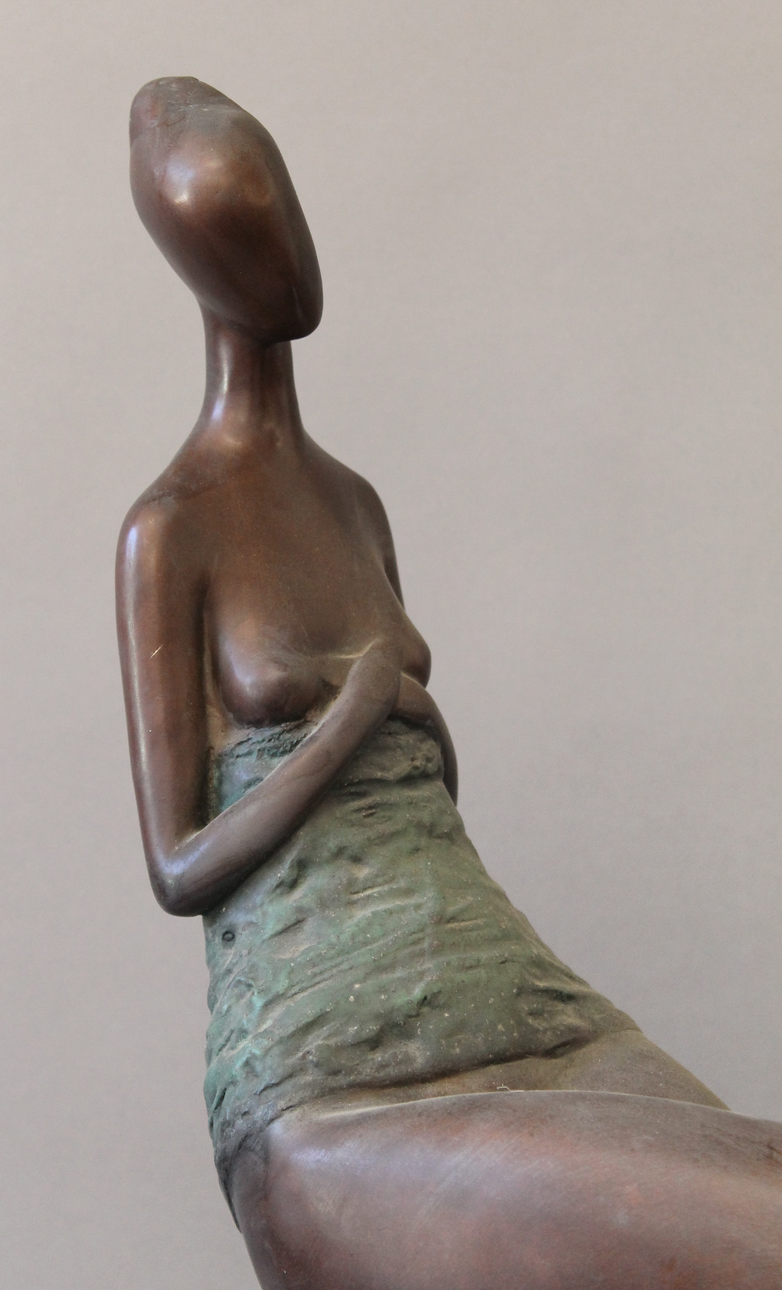 An abstract bronze sculpture of a sitting woman. 62 cm high. - Bild 3 aus 3