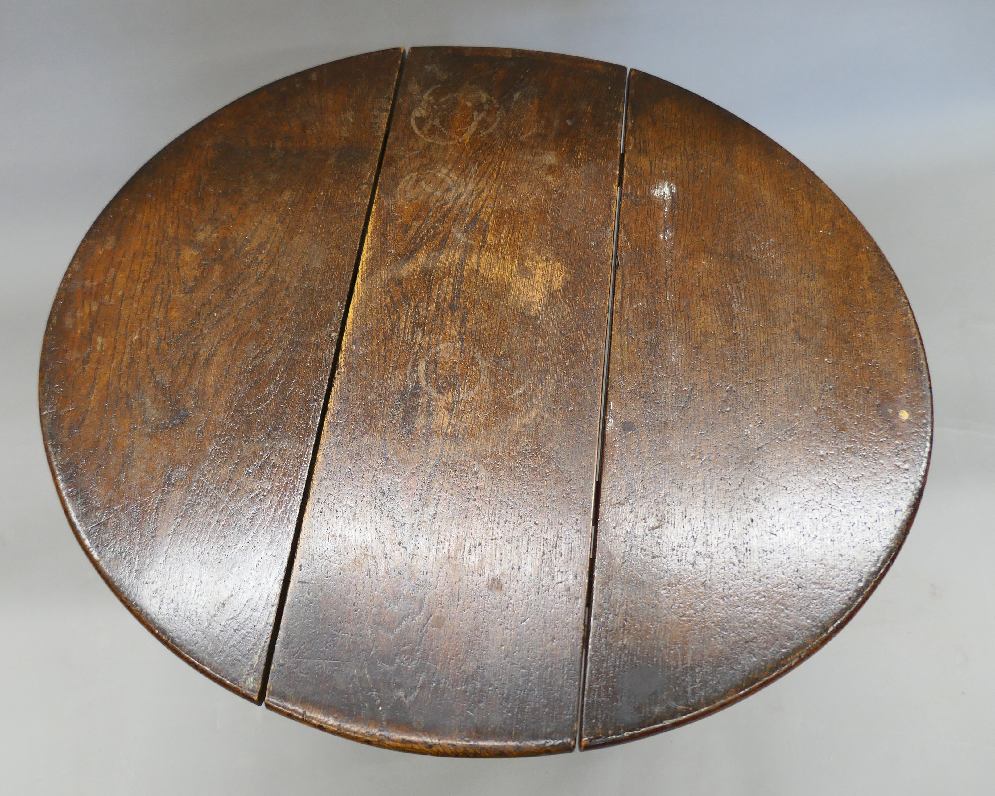 An oak drop leaf coffee table. 60 cm wide. - Image 3 of 5