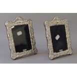 A pair of silver photograph frames. 14.5 x 19.5 cm.