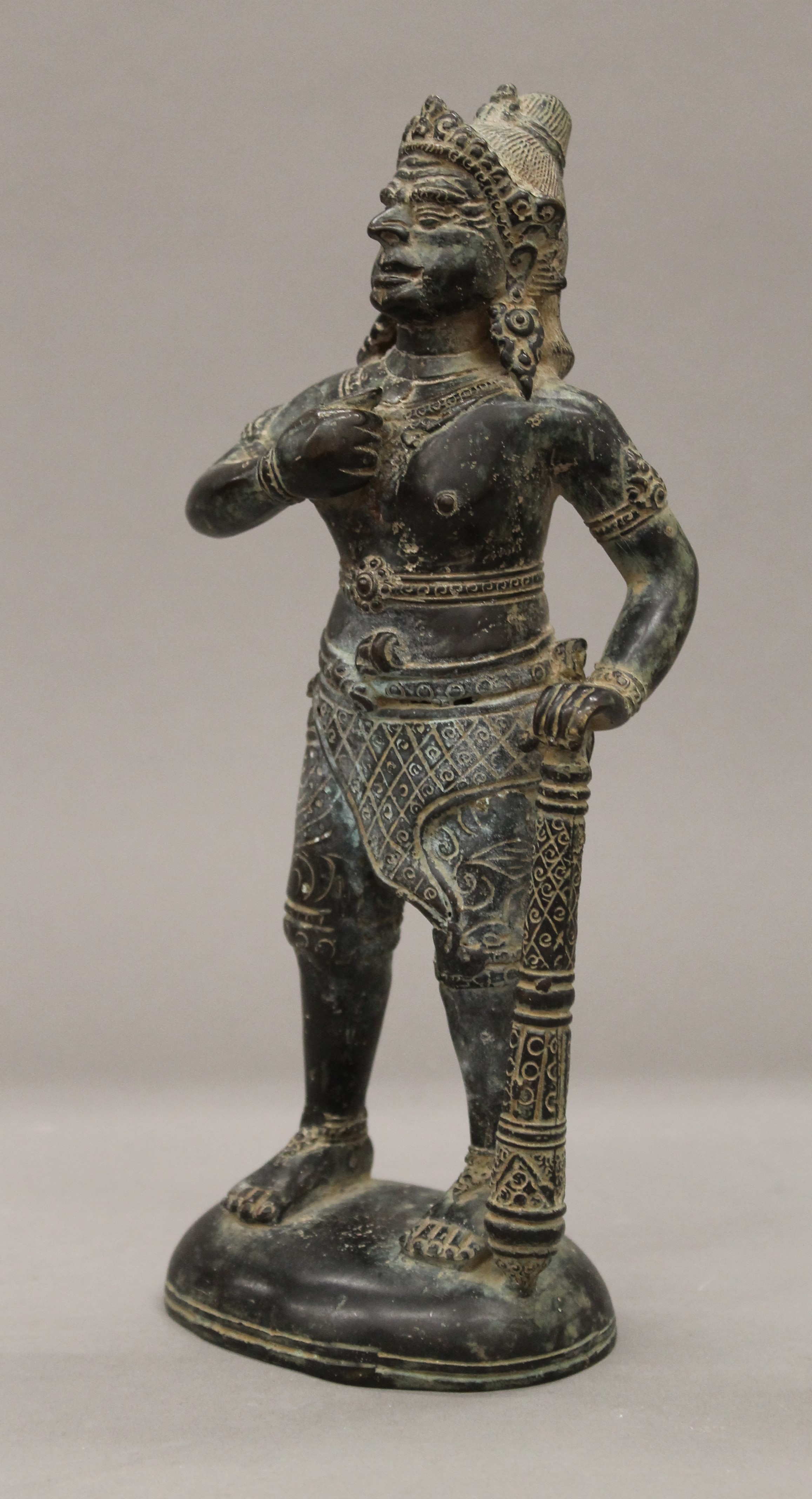 An Eastern bronze model of a warrior. 25 cm high. - Bild 3 aus 5
