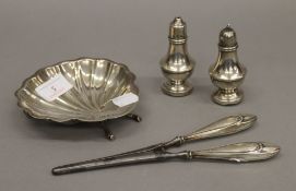 A small quantity of miscellaneous silver items, including a butter shell, a pair of cruets,