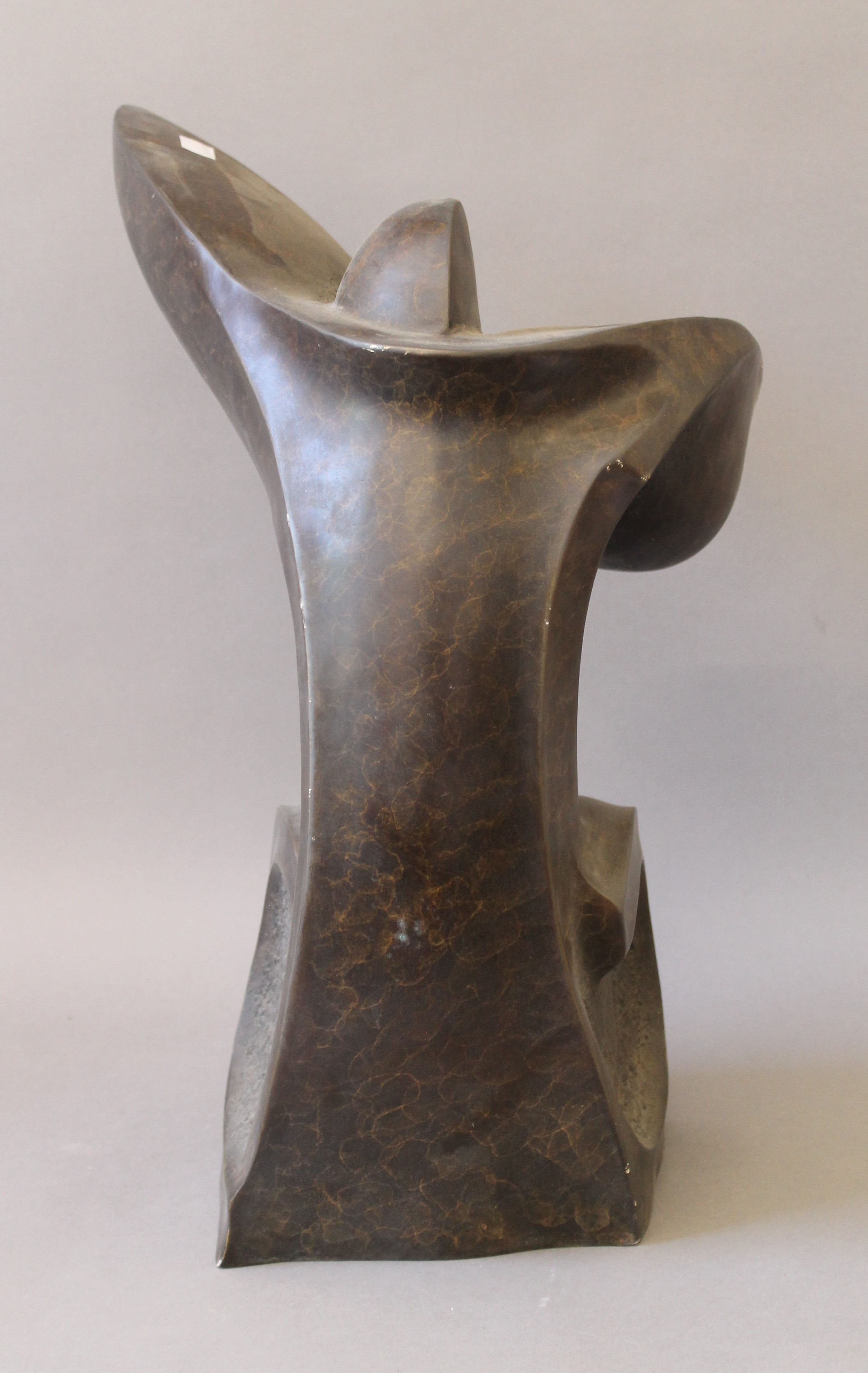 A large abstract bronze sculpture. 46.5 cm high. - Bild 4 aus 4