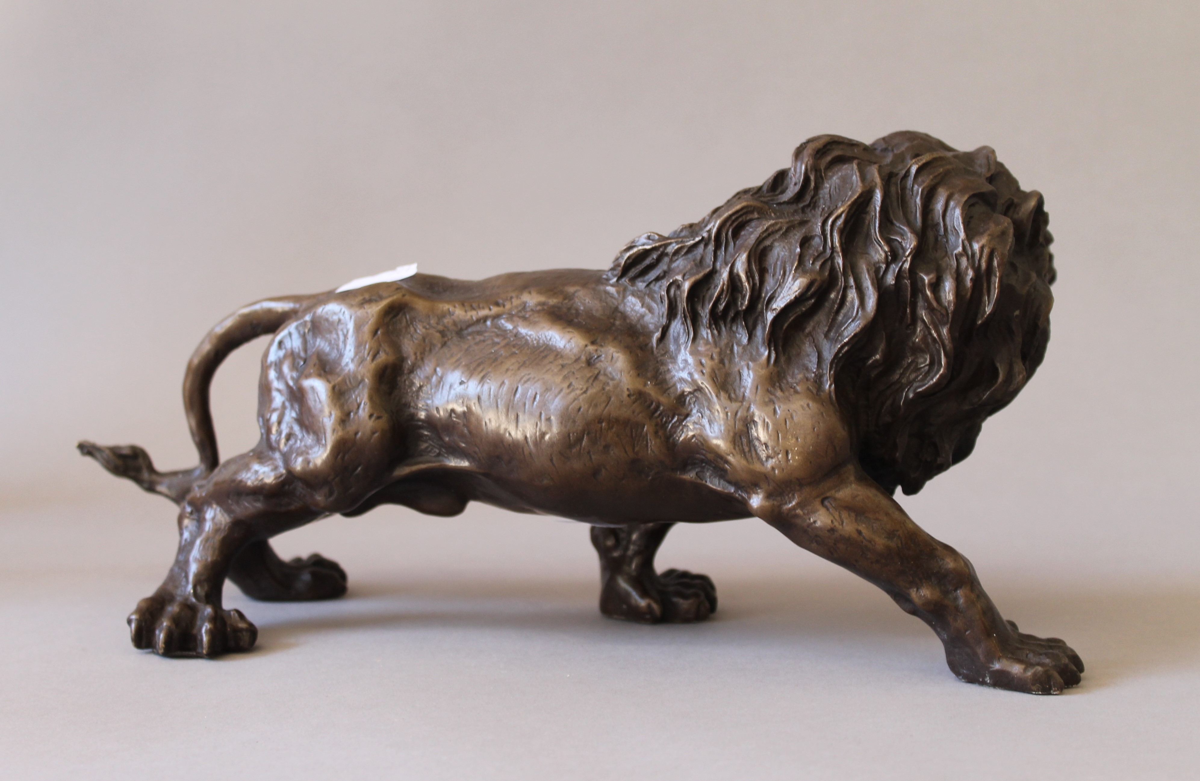 A bronze model of a lion. 33 cm long. - Bild 2 aus 2