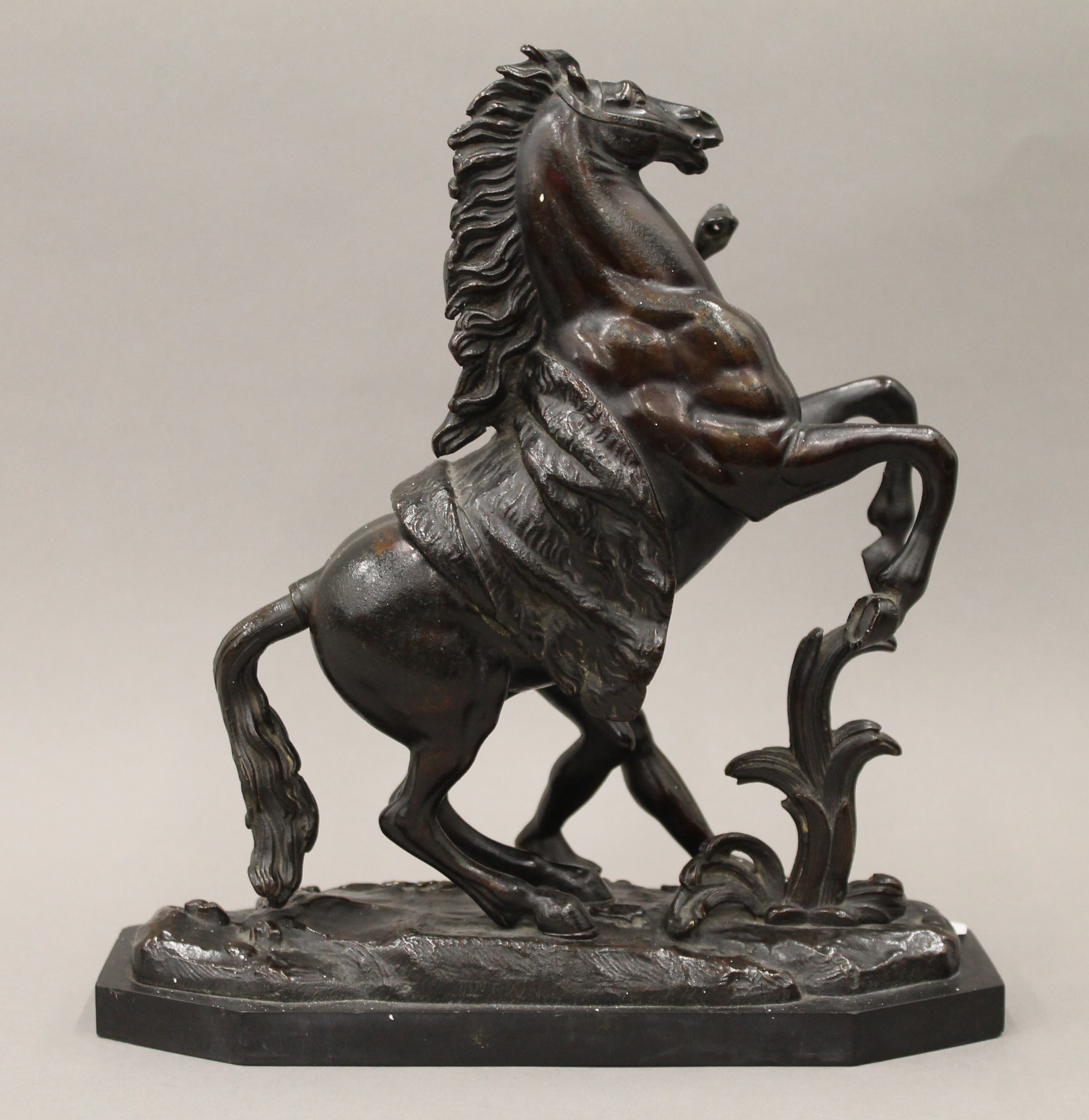 A pair of 19th century patinated bronze Marley horses. Each 27 cm high. - Bild 5 aus 6