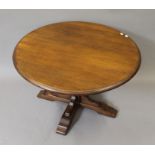 An oak circular coffee table. 84 cm diameter.