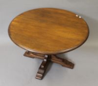 An oak circular coffee table. 84 cm diameter.