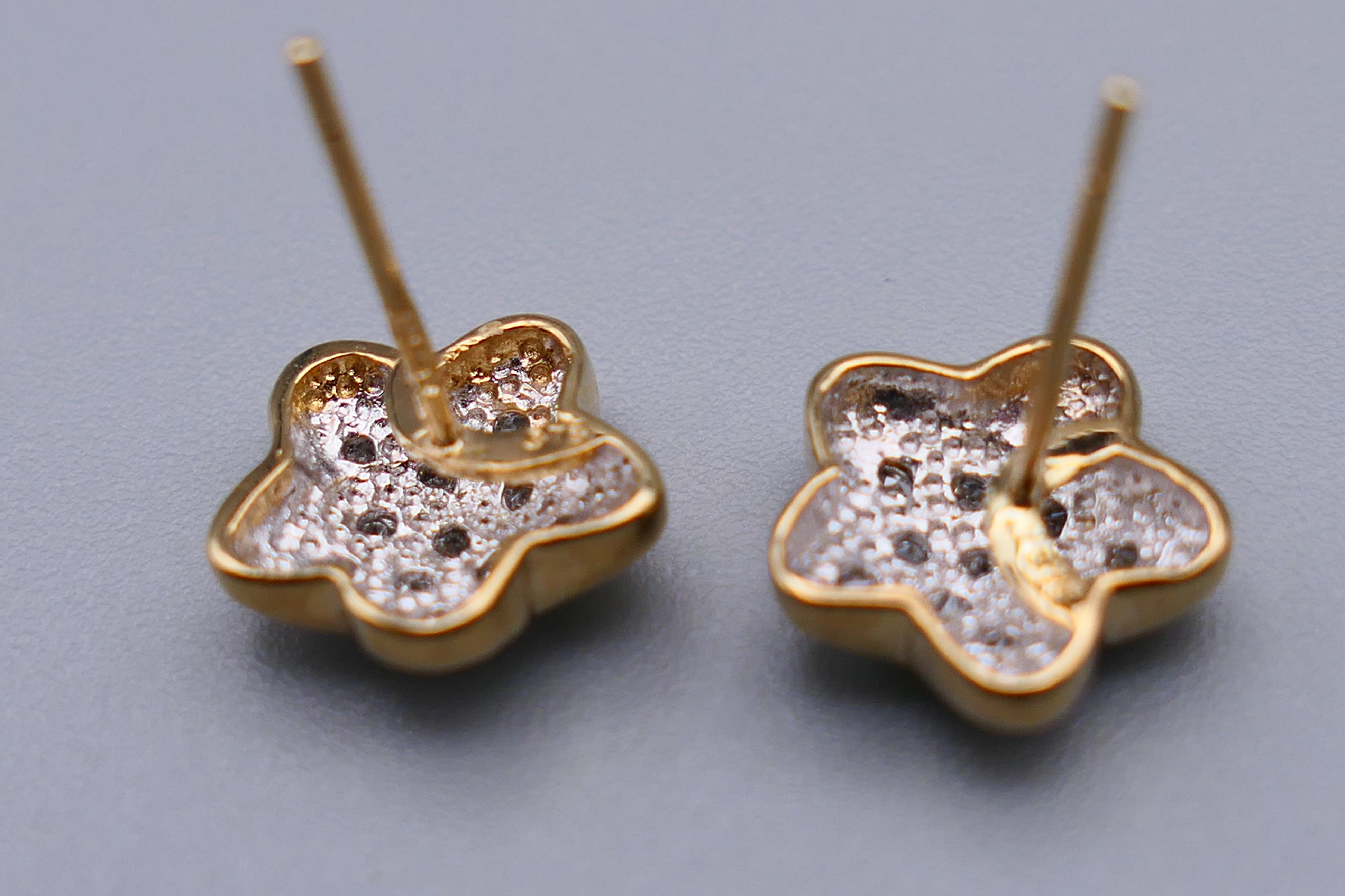 A pair of 9 ct gold diamond star shaped cluster earrings. 1 cm diameter. 1.8 grammes total weight. - Image 4 of 6