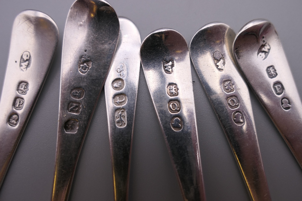 Six Old English pattern teaspoons by George Wintle of London (1801-1819). 72.4 grammes. - Image 4 of 4