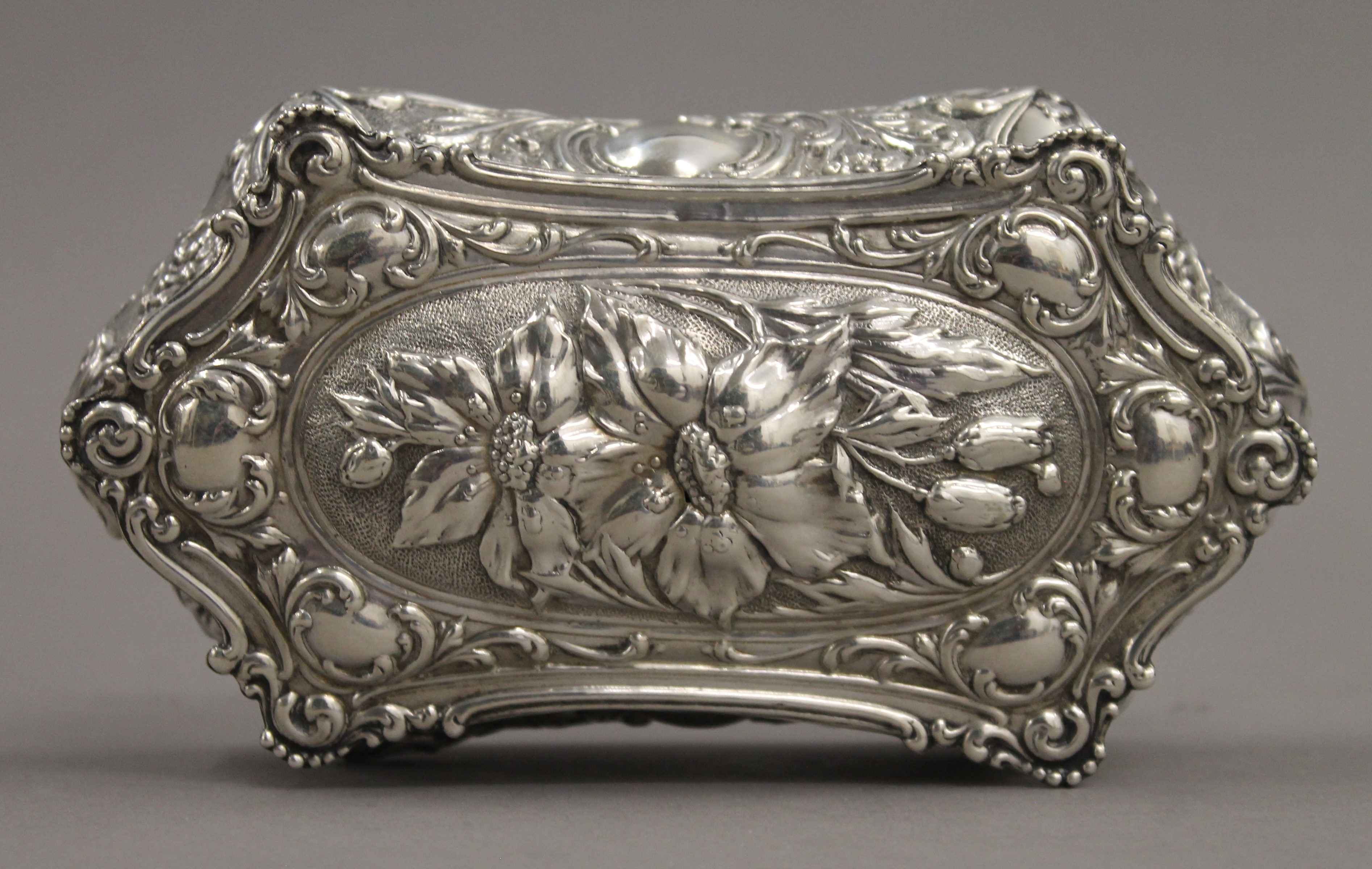 An embossed silver box. 14 cm wide. 104.2 grammes. - Image 3 of 6