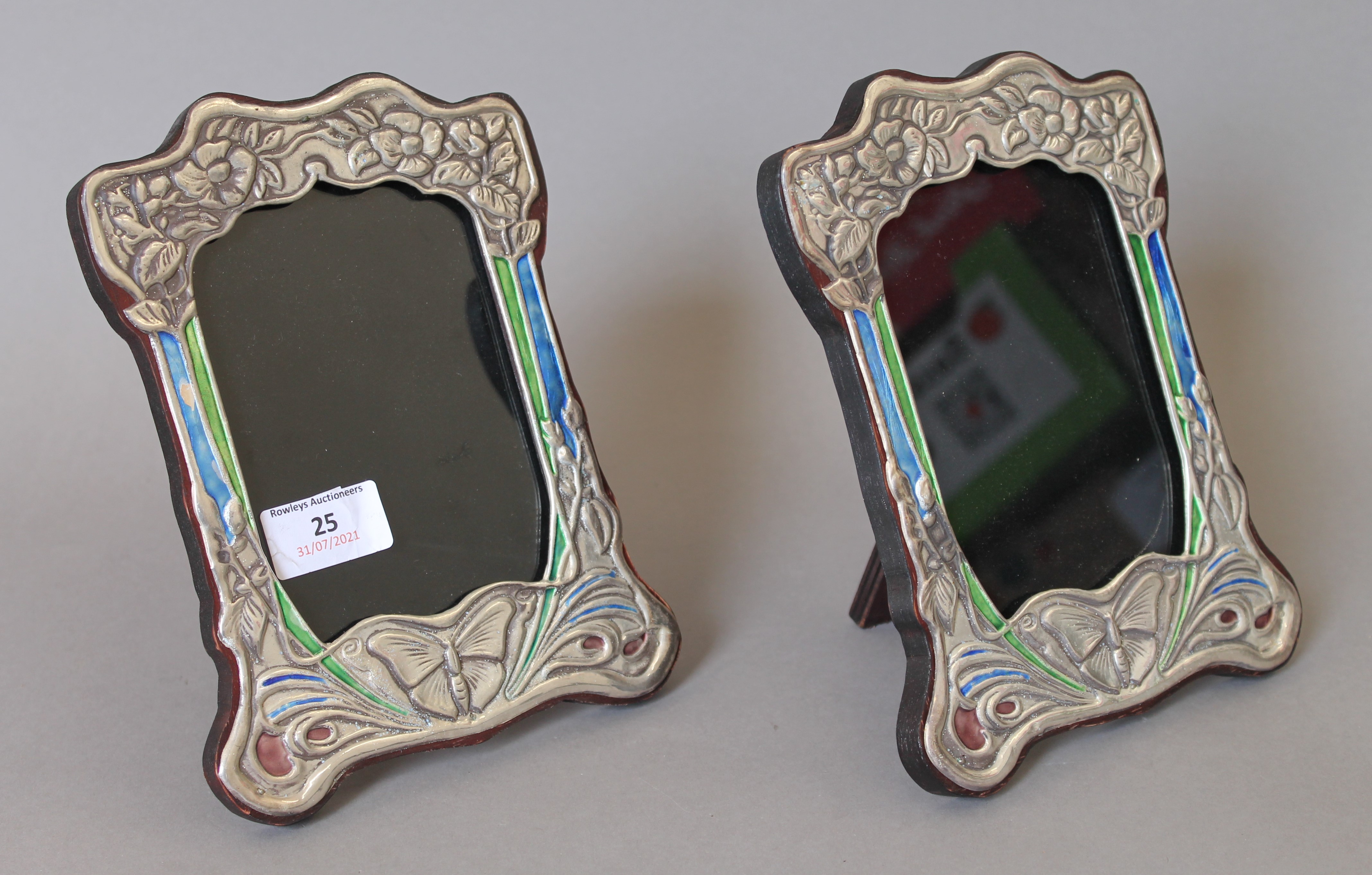 A pair of Art Nouveau style silver photograph frames. 16 x 21 cm.