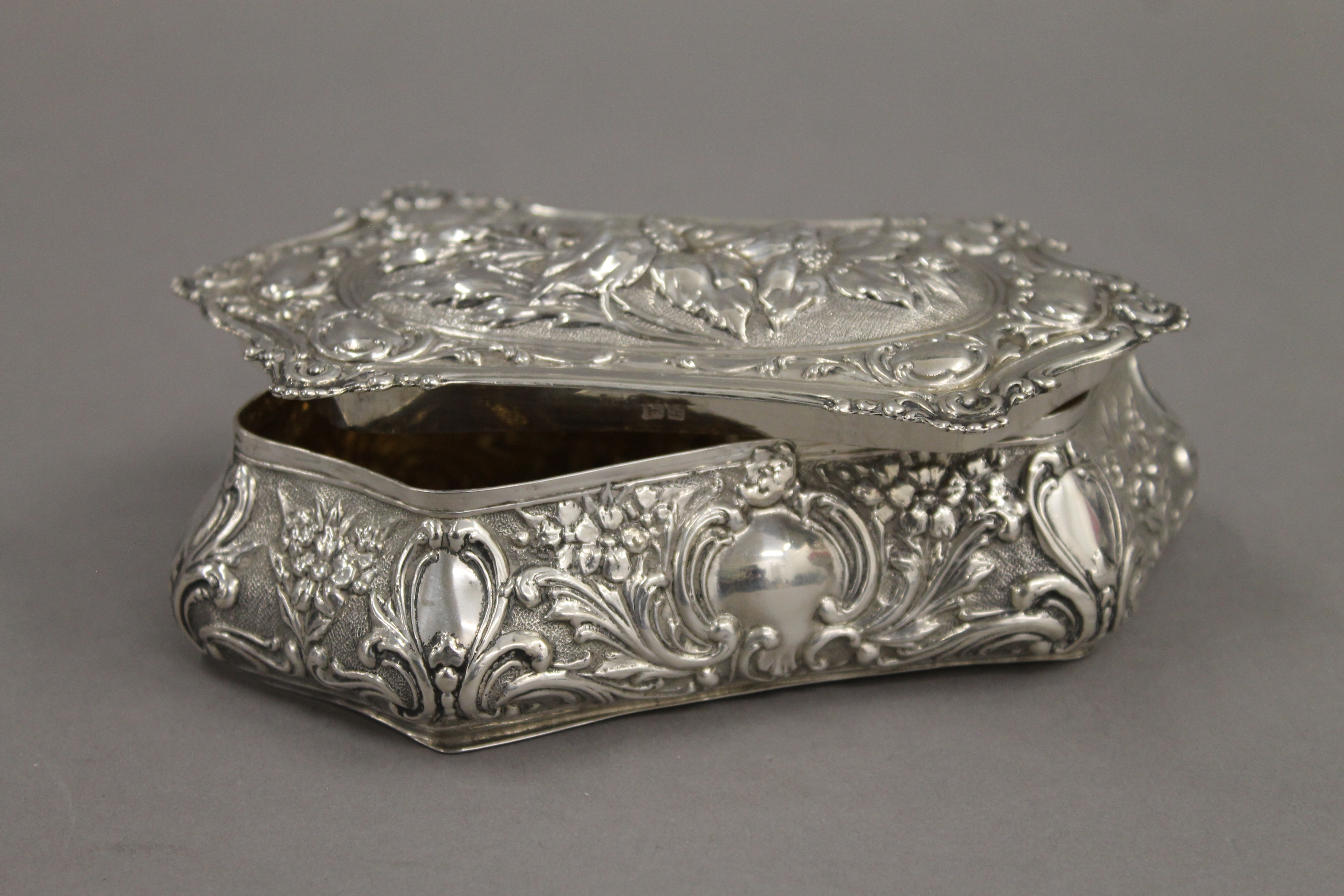 An embossed silver box. 14 cm wide. 104.2 grammes. - Image 4 of 6
