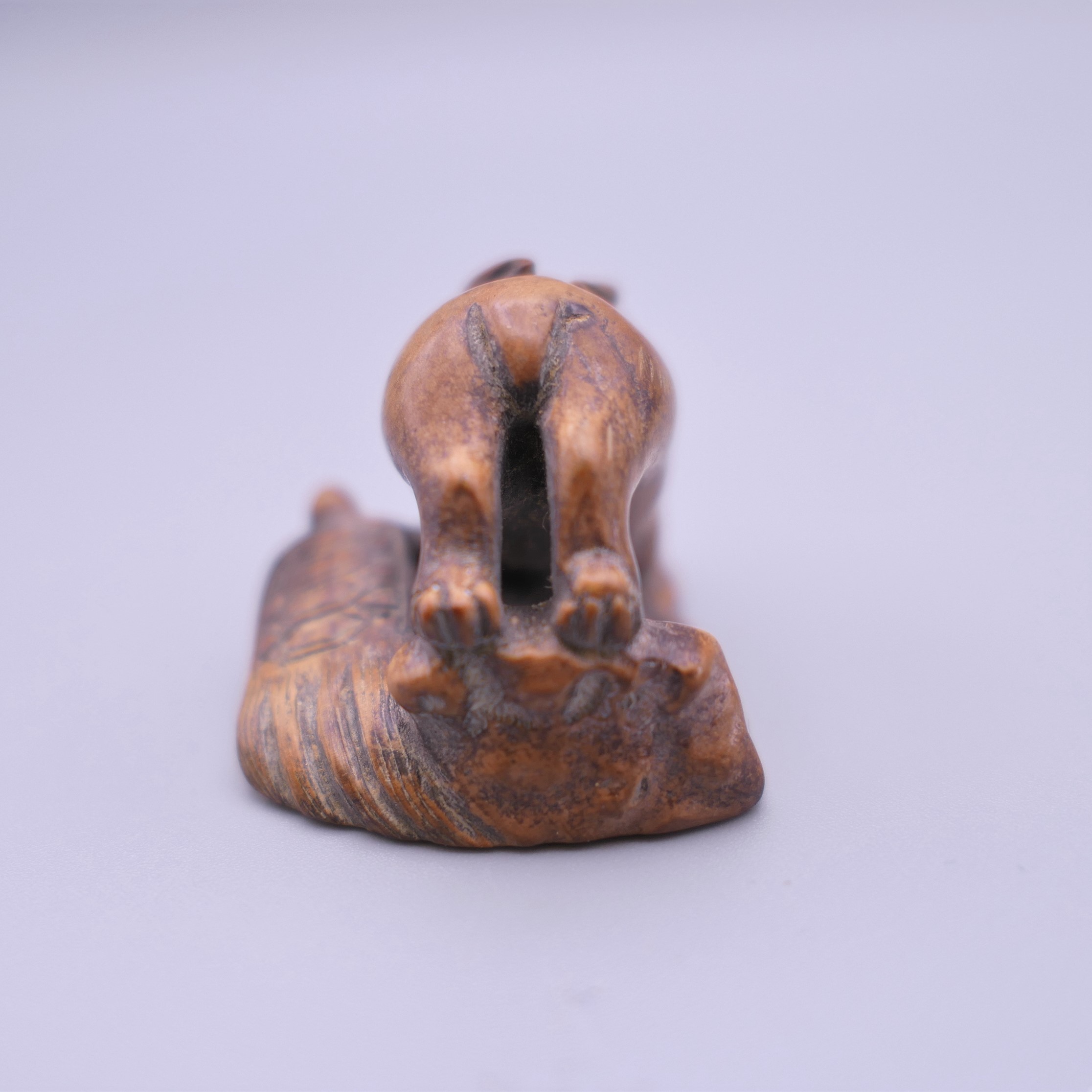 A Japanese hare and tortoise wooden netsuke. 4 cm long. - Image 4 of 8