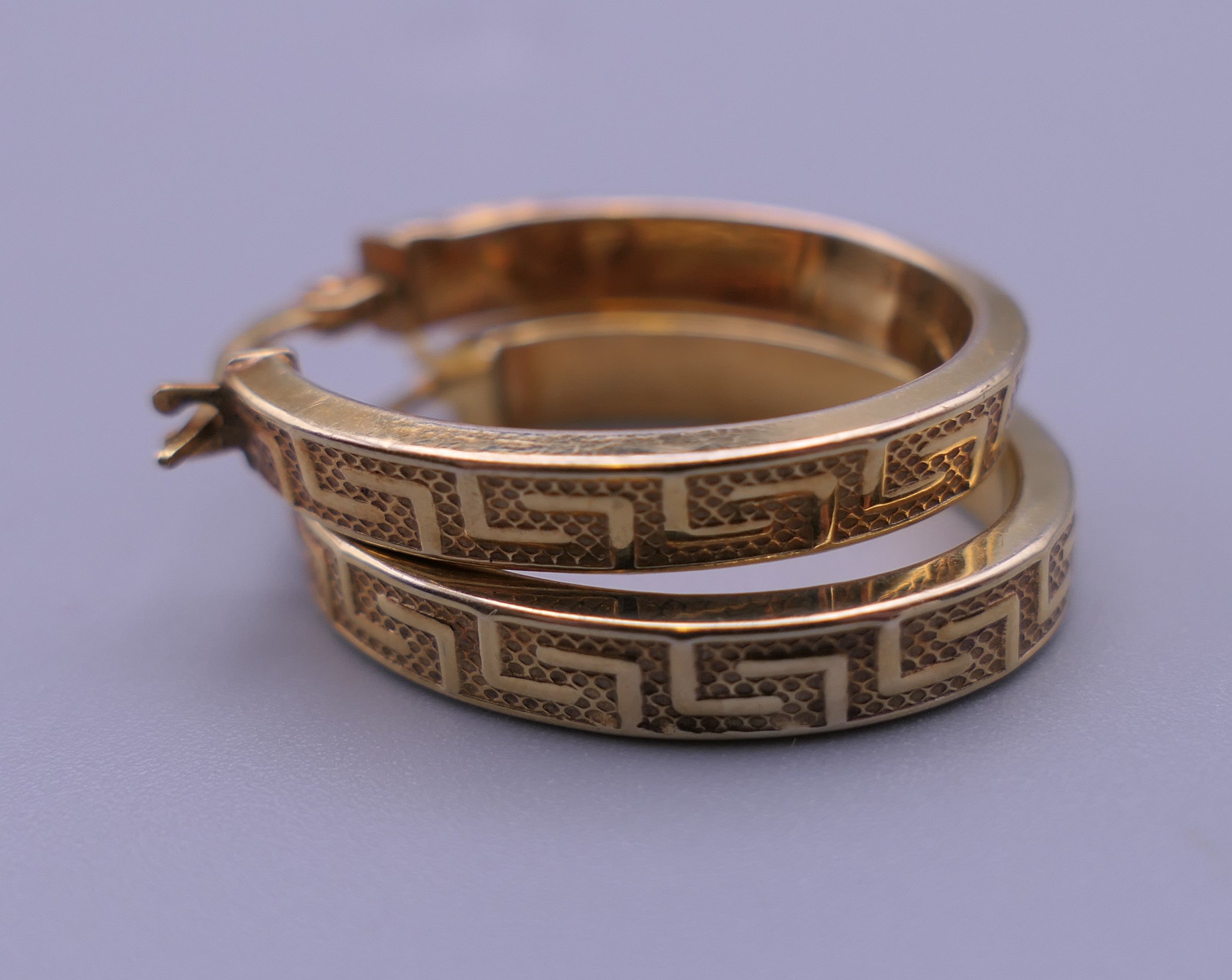 A pair of 9 ct gold hoop earrings. 2.5 cm high. 1.8 grammes. - Image 6 of 7