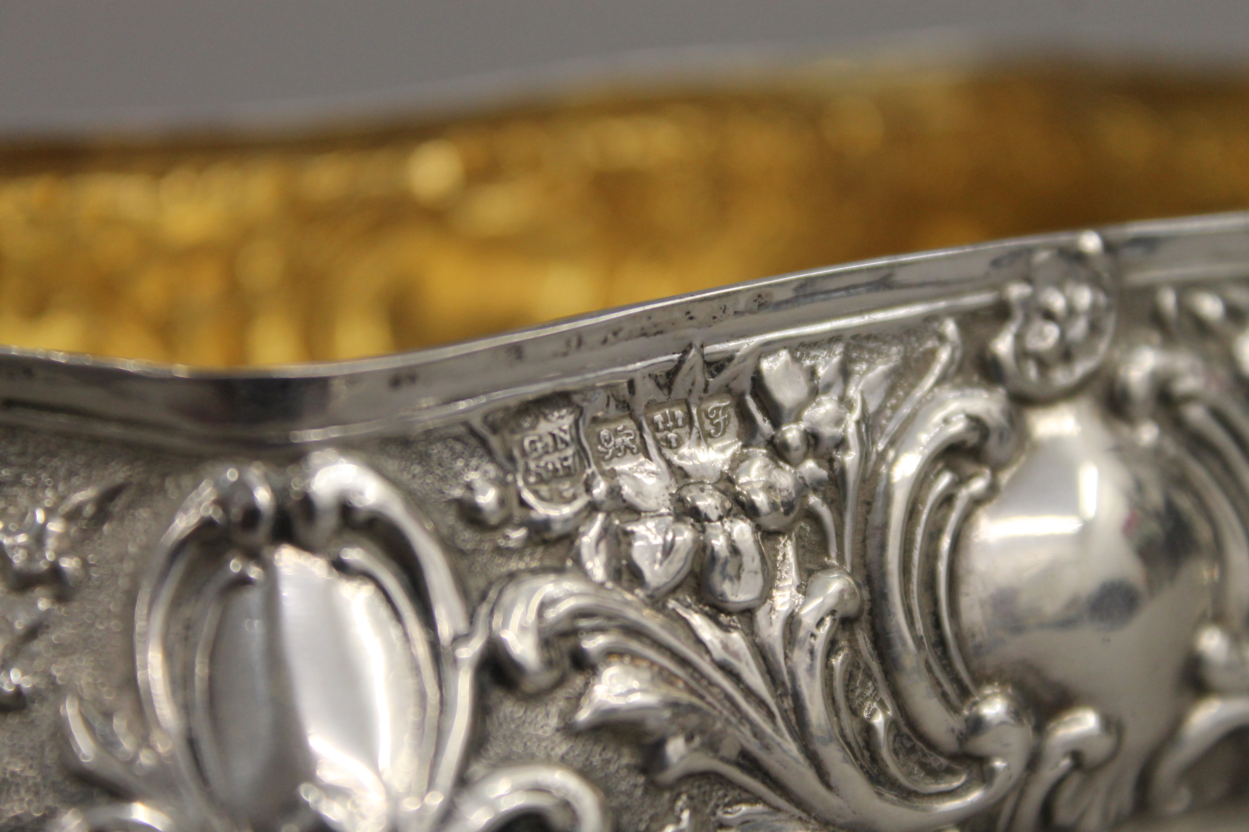 An embossed silver box. 14 cm wide. 104.2 grammes. - Image 6 of 6