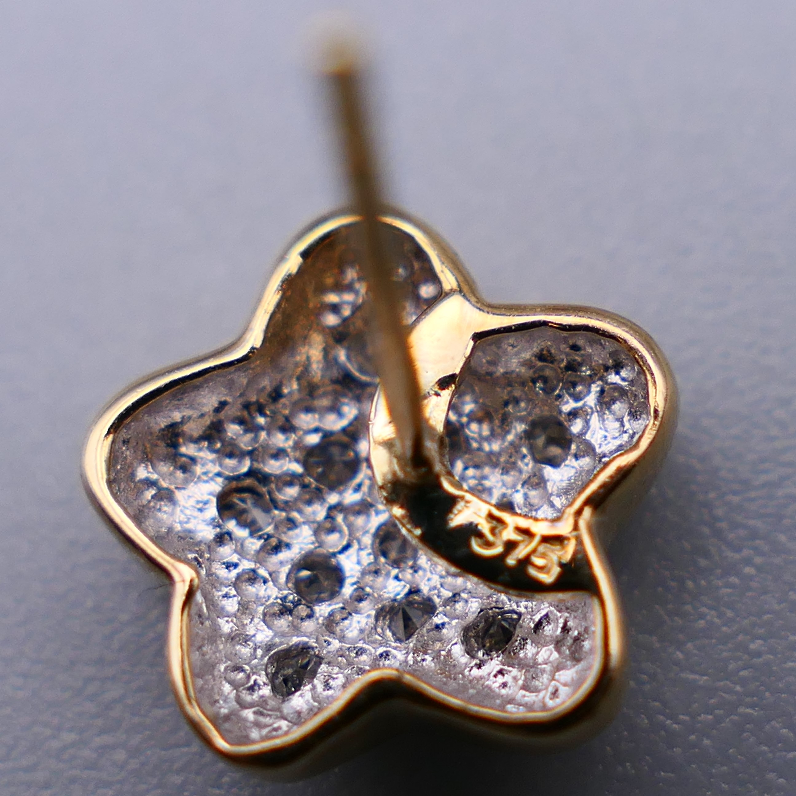 A pair of 9 ct gold diamond star shaped cluster earrings. 1 cm diameter. 1.8 grammes total weight. - Image 5 of 6