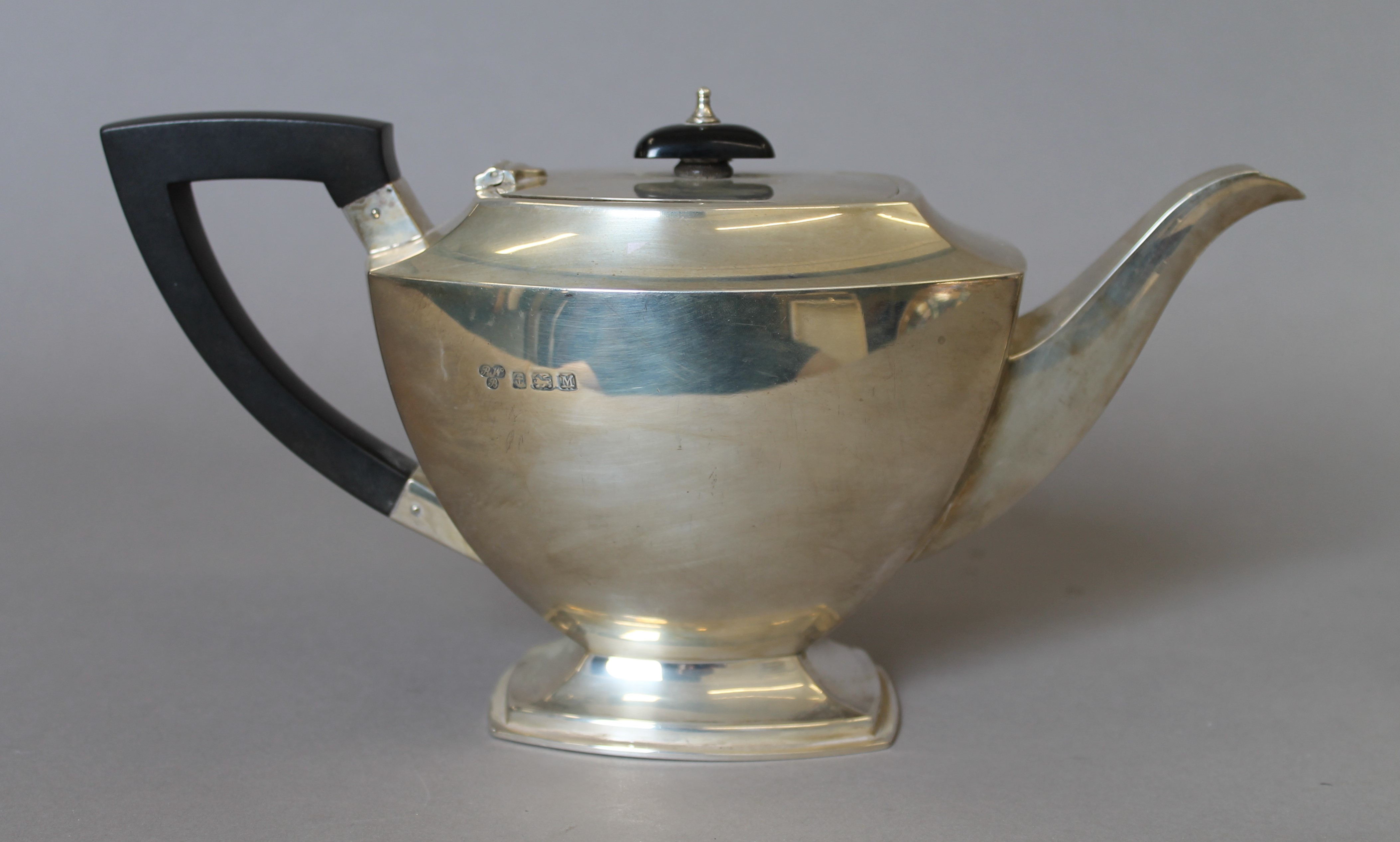 A silver three-piece tea set. The teapot 28 cm long. 933.6 grammes total weight. - Image 4 of 5