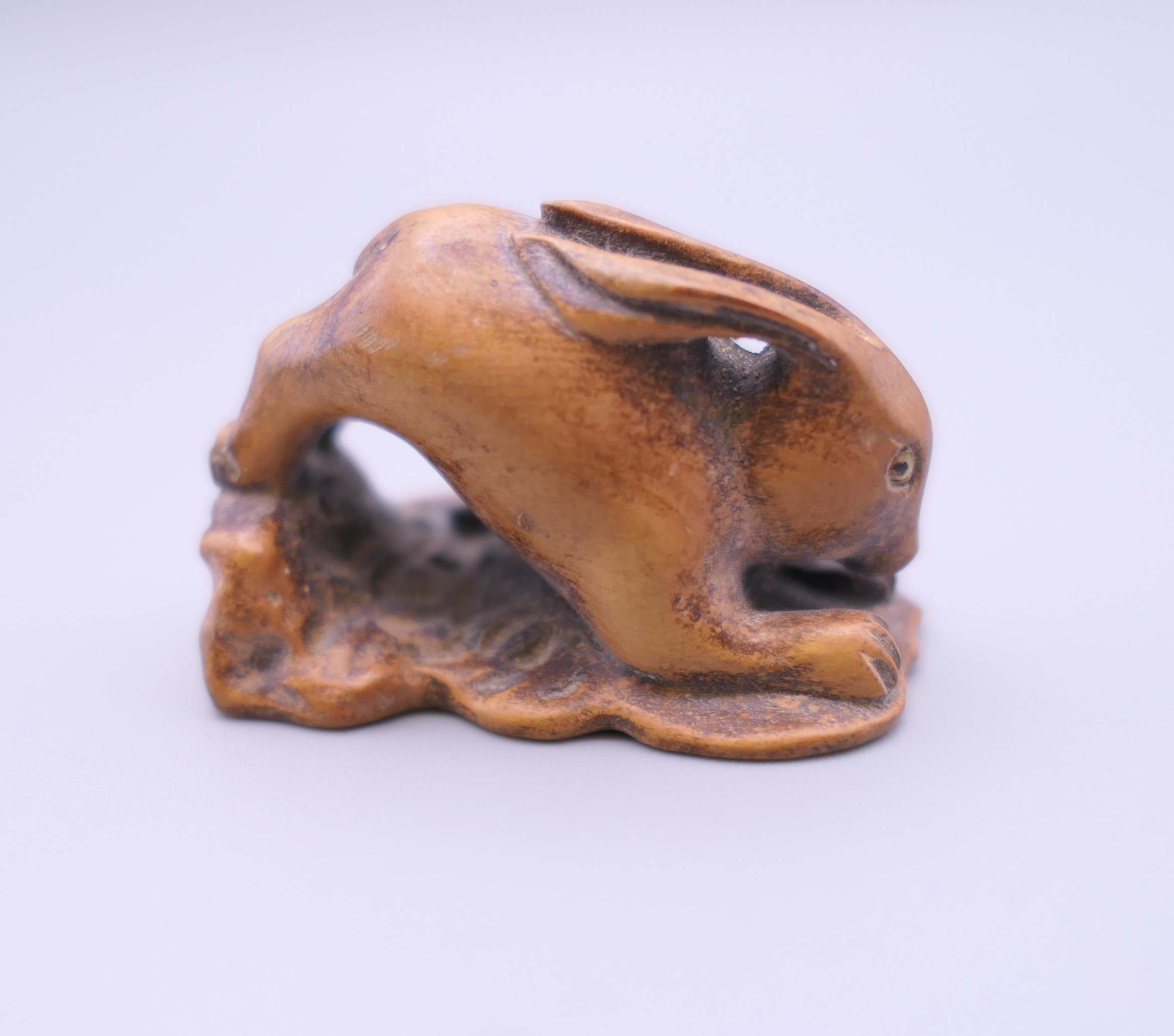 A Japanese hare and tortoise wooden netsuke. 4 cm long. - Image 3 of 8