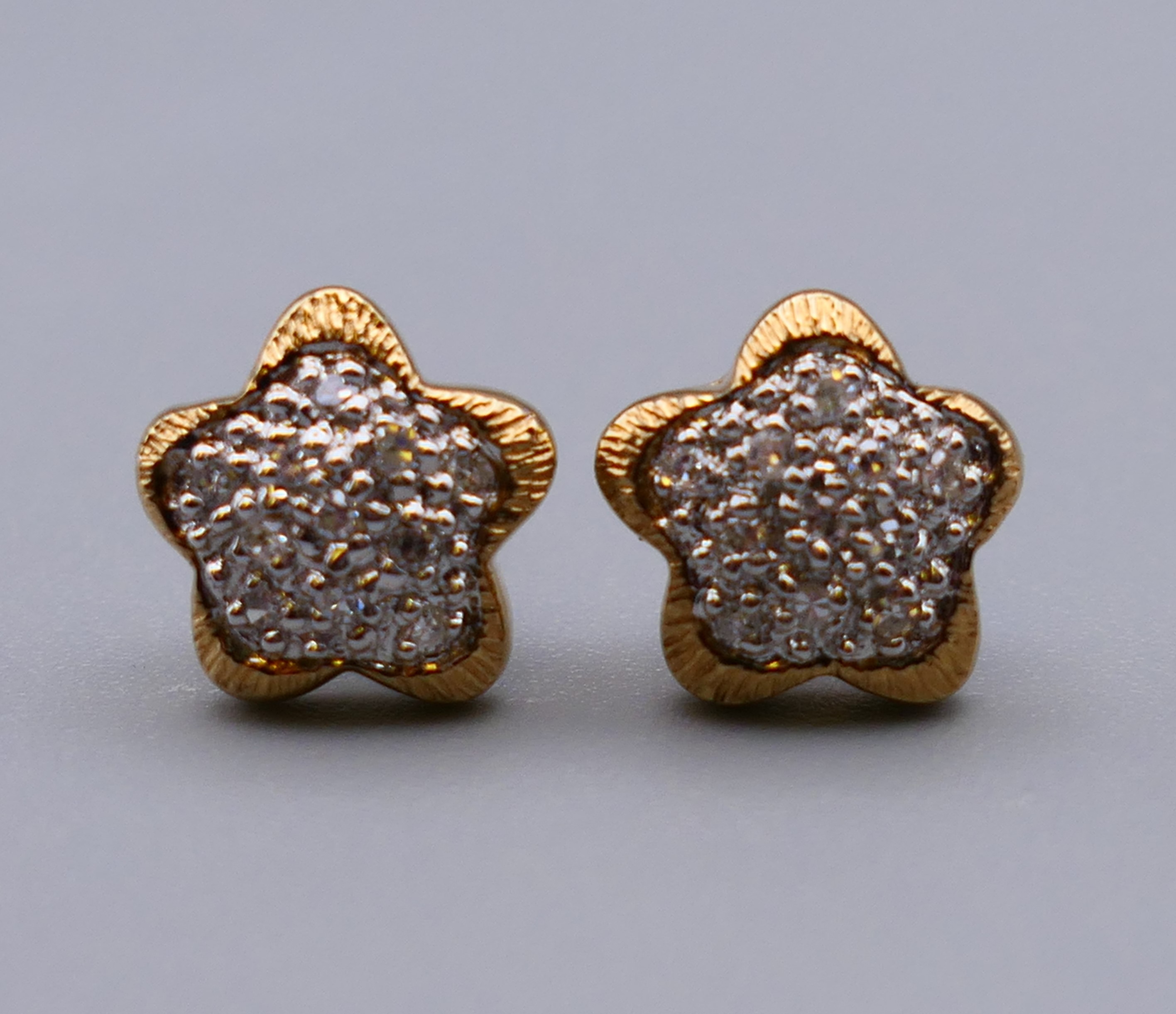 A pair of 9 ct gold diamond star shaped cluster earrings. 1 cm diameter. 1.8 grammes total weight. - Image 2 of 6