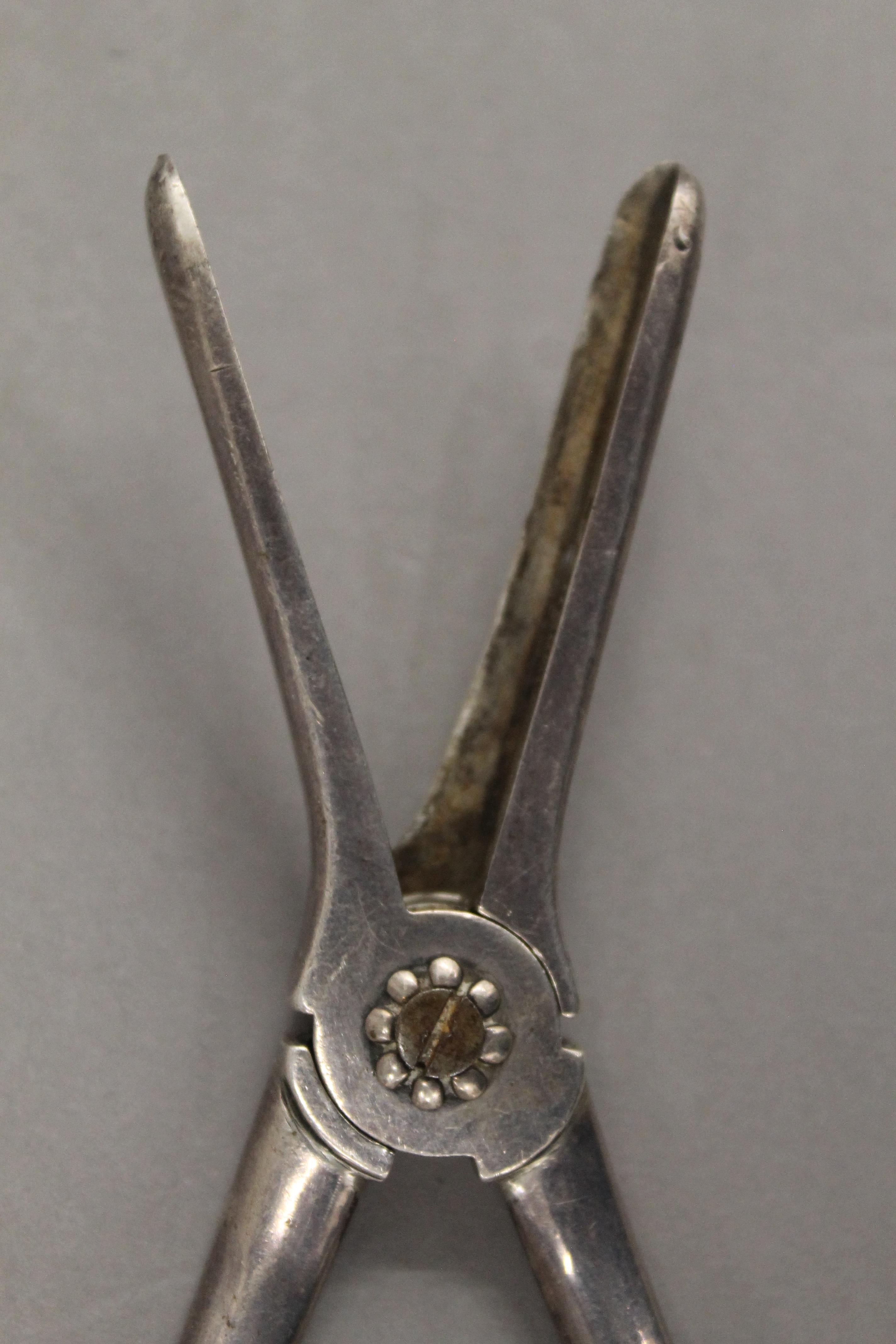 A pair of silver grape scissors. 18 cm long. 136.4 grammes. - Image 2 of 3