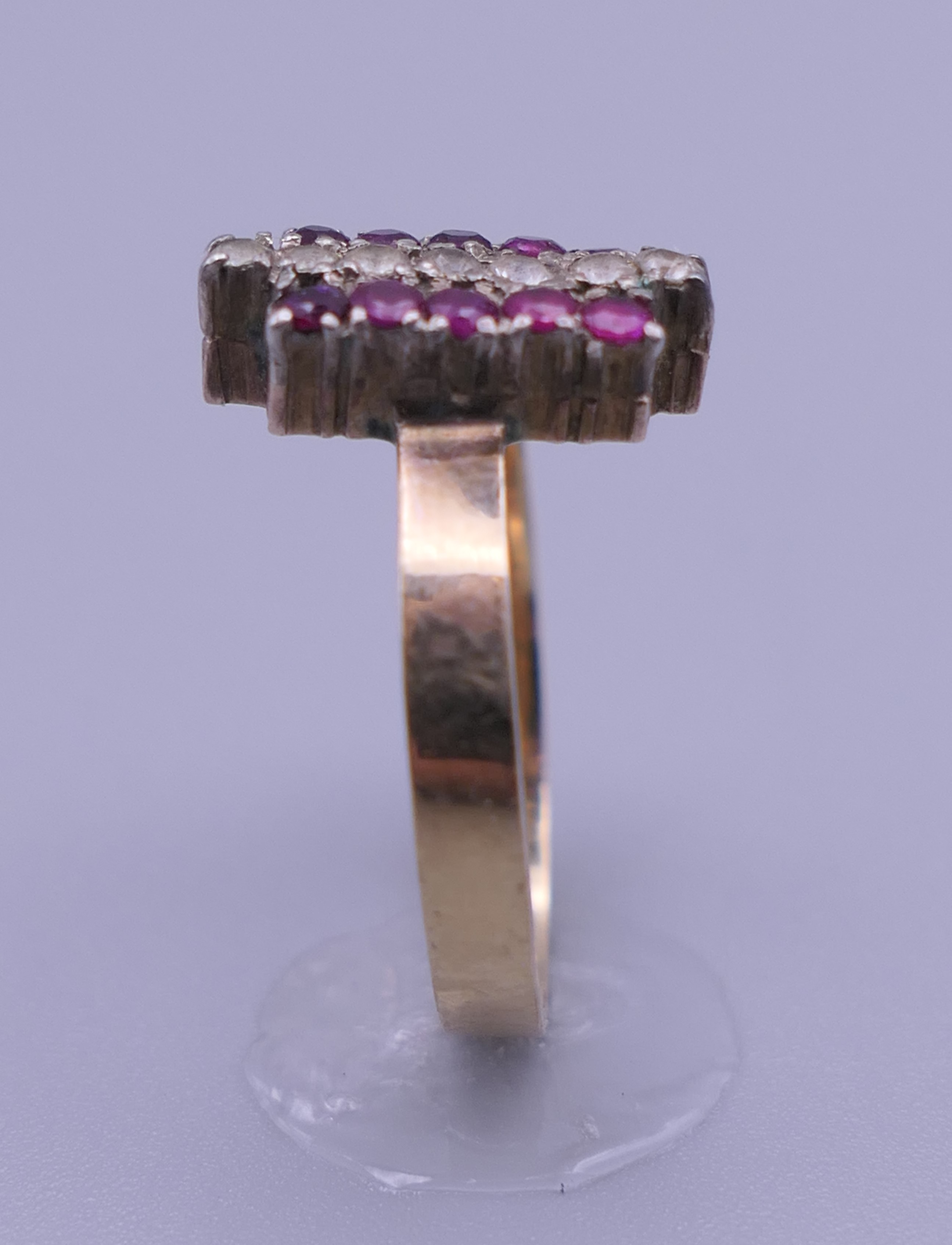 An 18 K gold ring. Ring size L/M. 2.1 grammes total weight. - Image 3 of 6