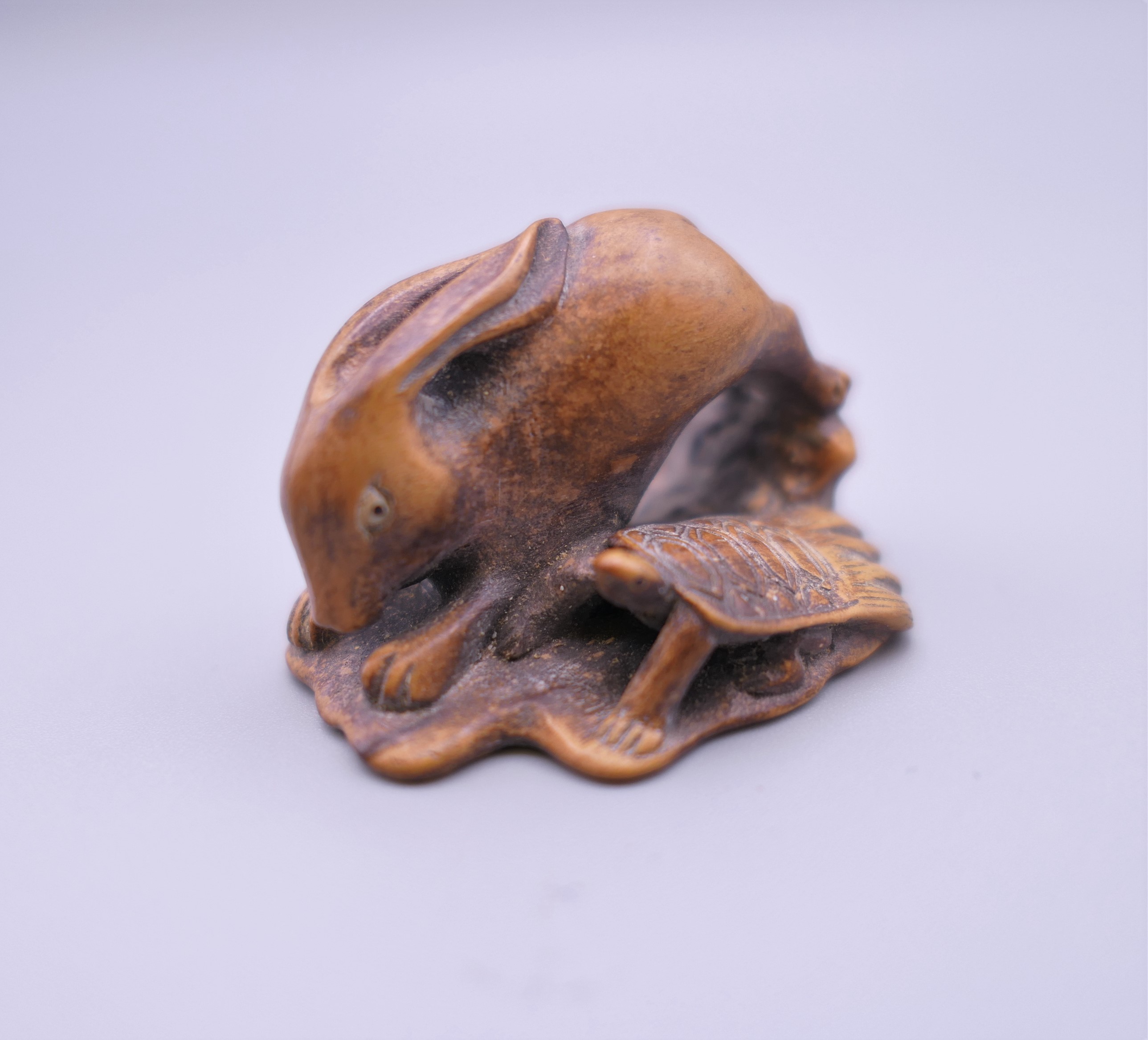 A Japanese hare and tortoise wooden netsuke. 4 cm long. - Image 2 of 8