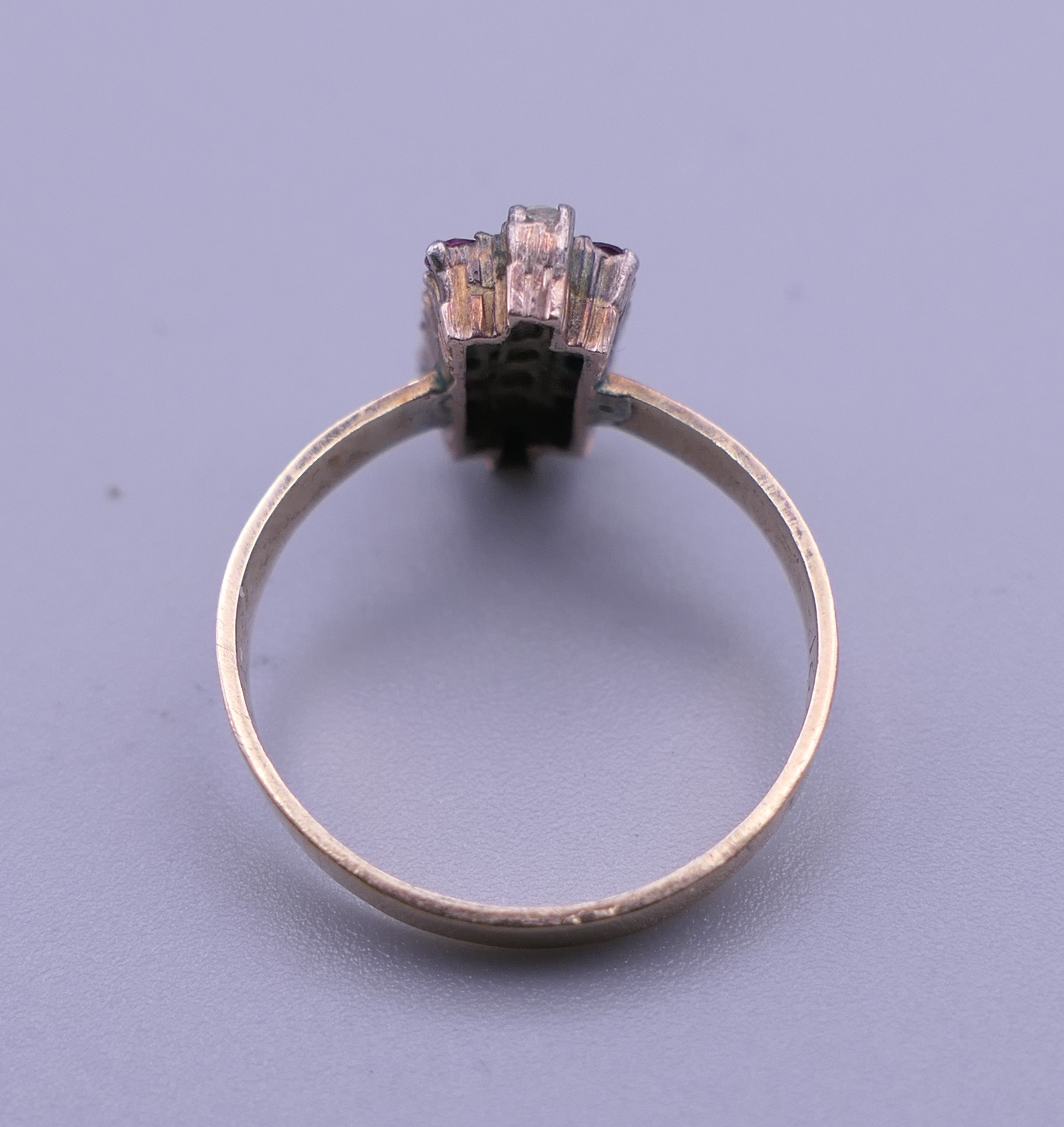 An 18 K gold ring. Ring size L/M. 2.1 grammes total weight. - Image 4 of 6