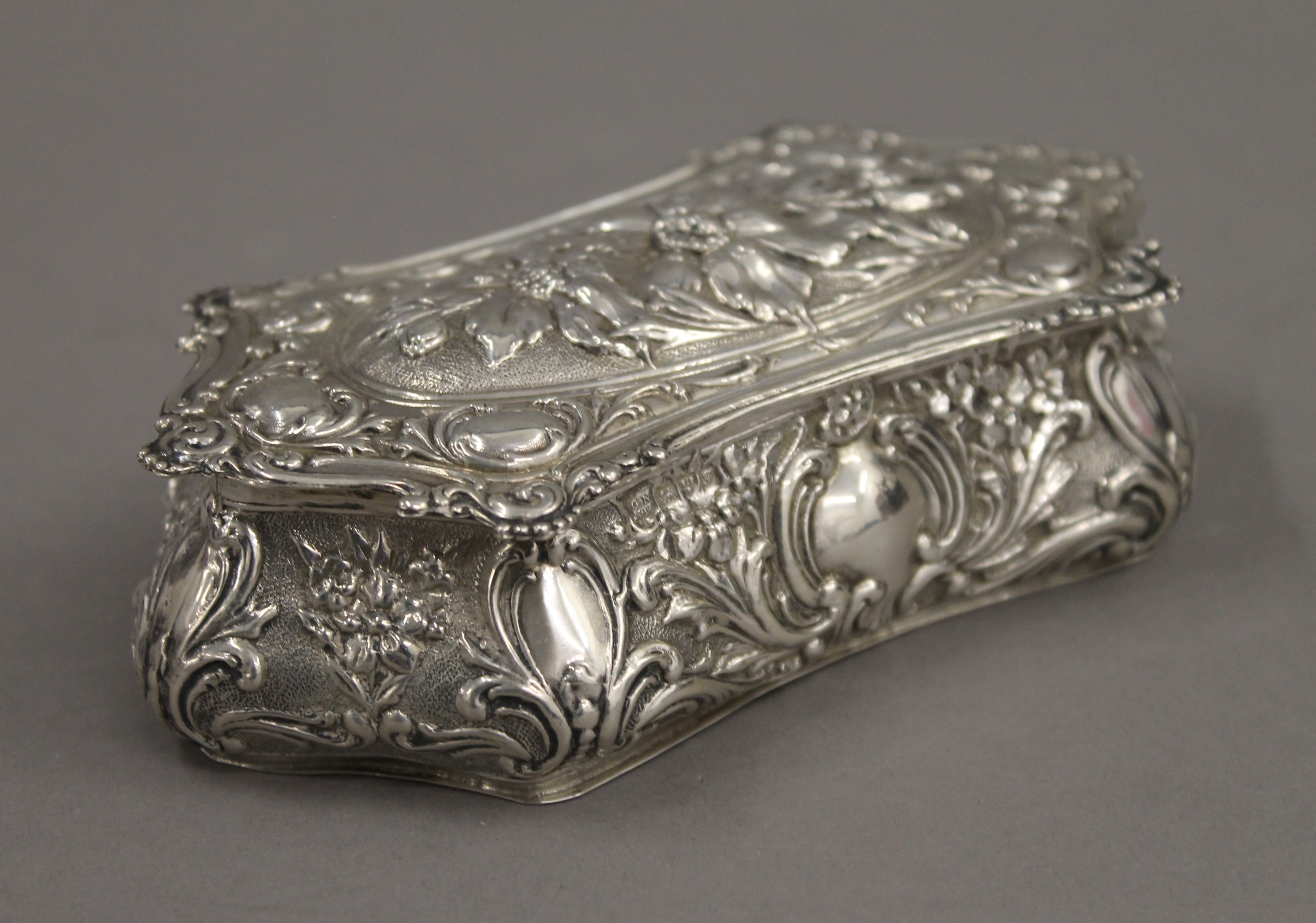 An embossed silver box. 14 cm wide. 104.2 grammes. - Image 2 of 6
