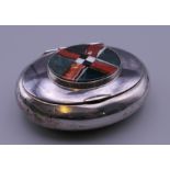 A silver and agate snuff box. 9 cm wide.