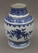 An 18th/19th century Chinese porcelain blue and white vase. 28 cm high.