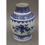 An 18th/19th century Chinese porcelain blue and white vase. 28 cm high.