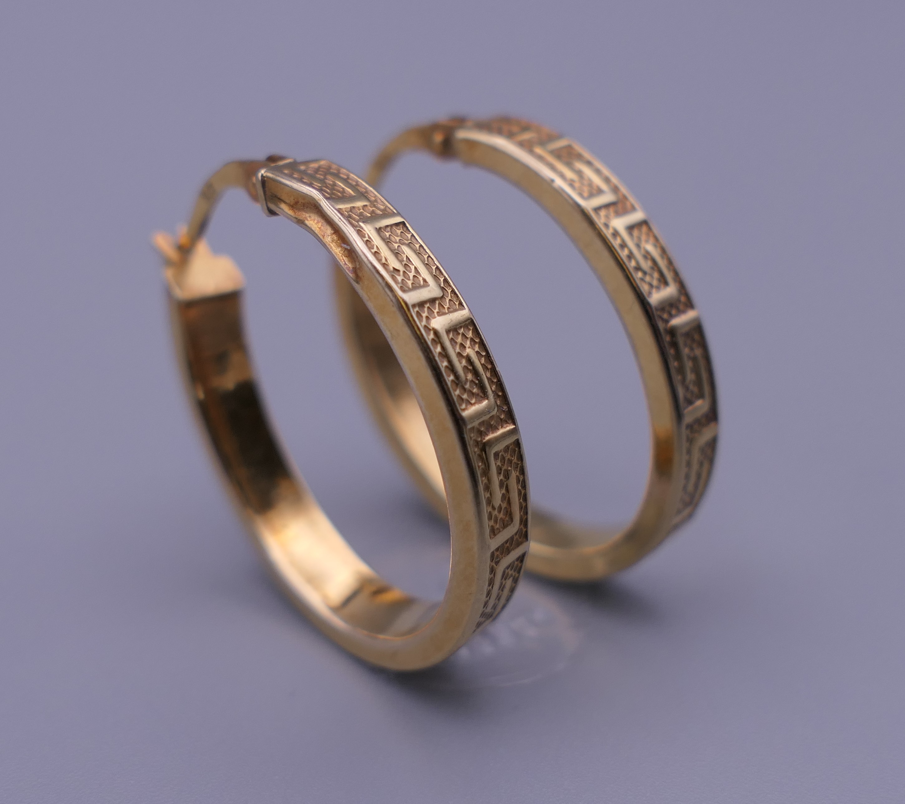 A pair of 9 ct gold hoop earrings. 2.5 cm high. 1.8 grammes. - Image 3 of 7