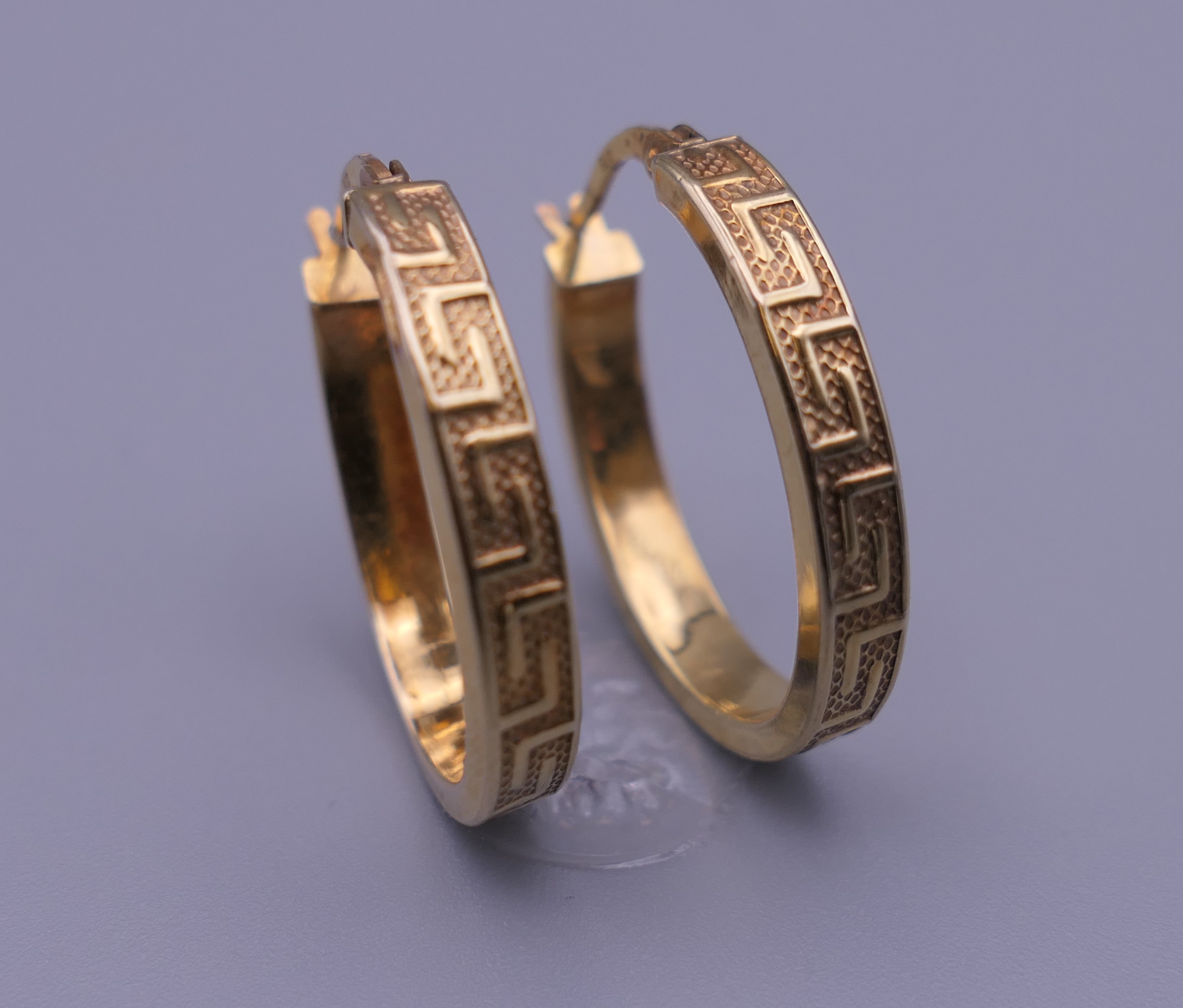 A pair of 9 ct gold hoop earrings. 2.5 cm high. 1.8 grammes. - Image 2 of 7