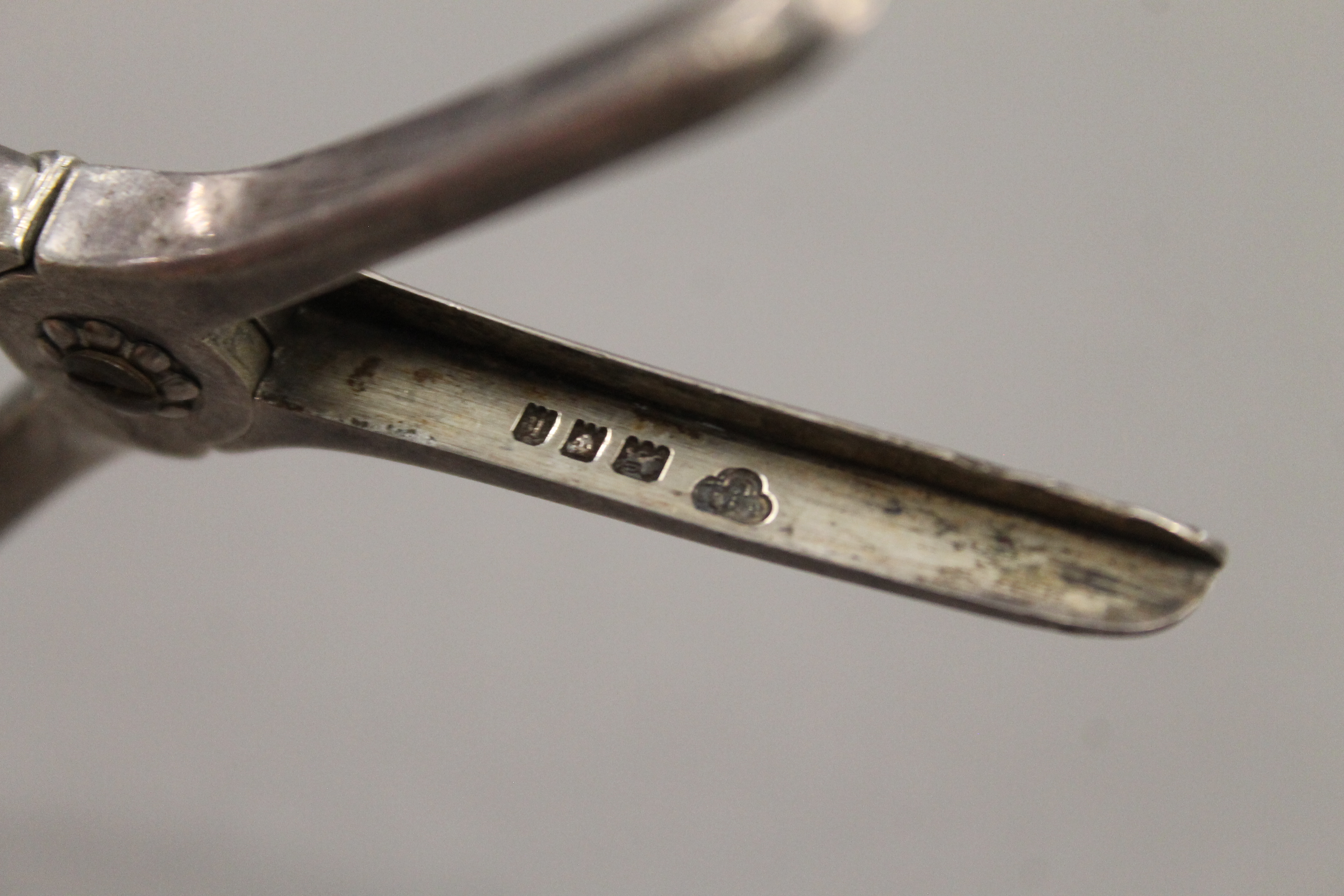 A pair of silver grape scissors. 18 cm long. 136.4 grammes. - Image 3 of 3