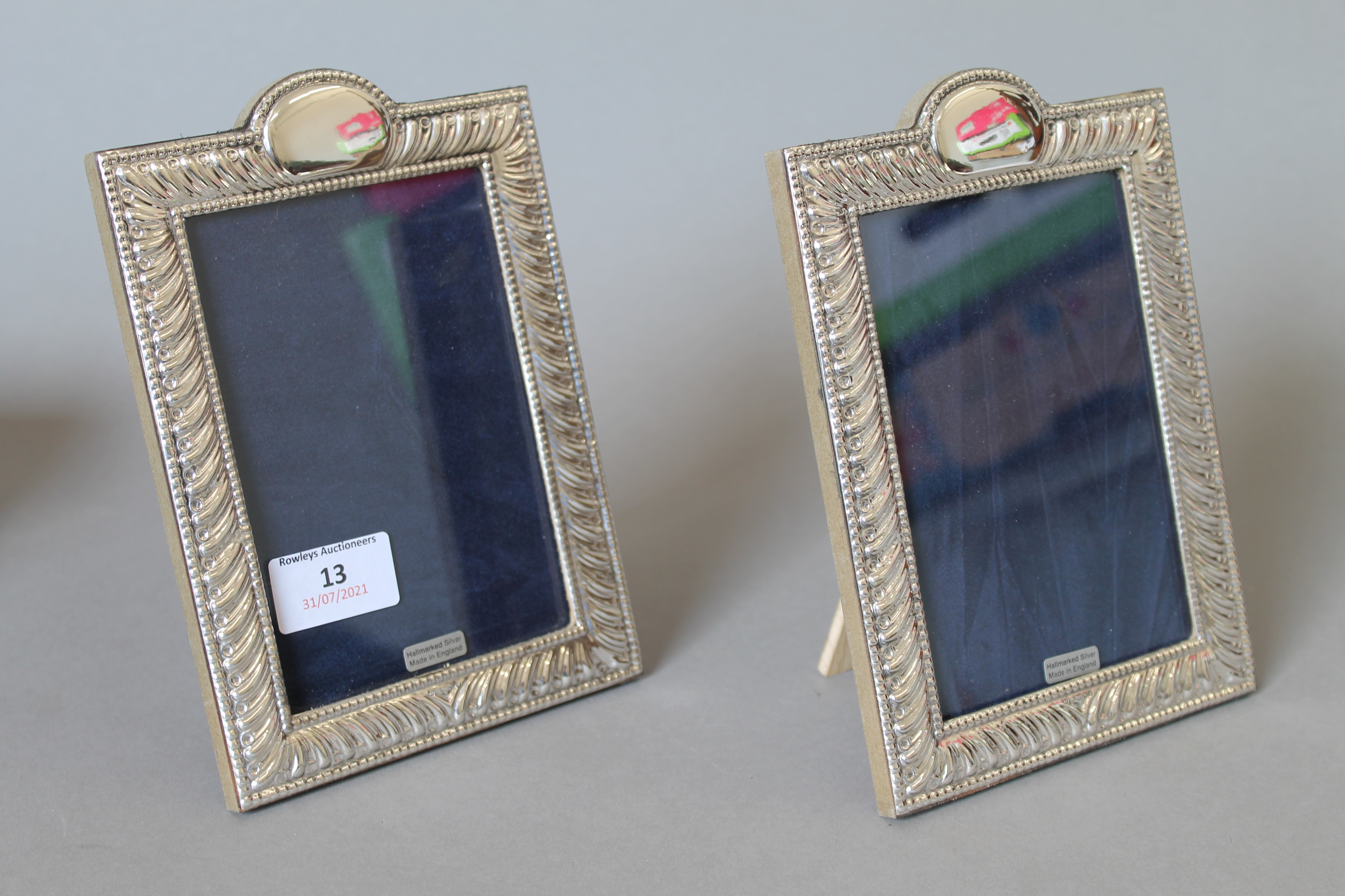 A pair of silver photograph frames. 13.5 x 19 cm.