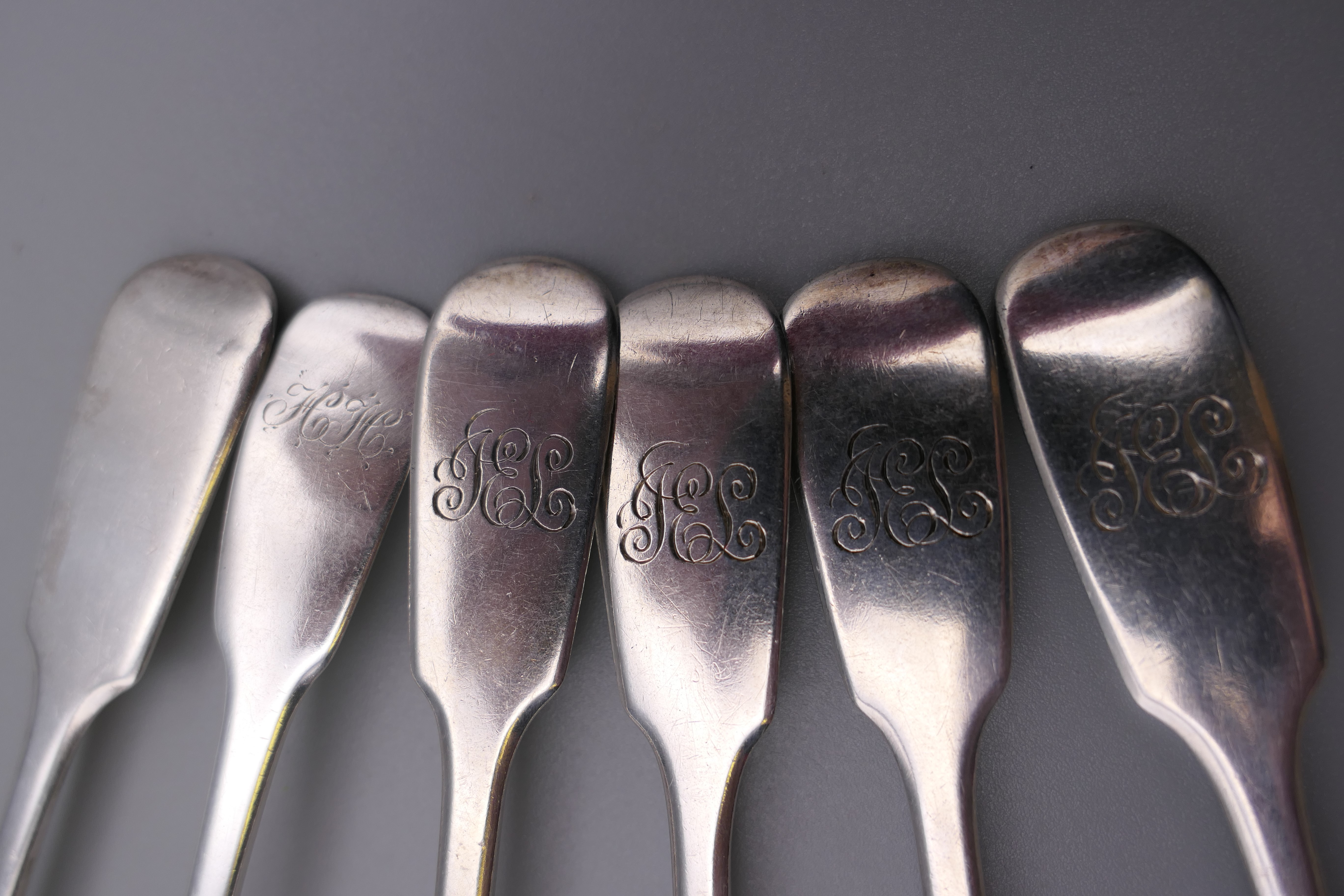 Six Fiddle pattern teaspoons by various 19th century London makers. 91.9 grammes. - Image 3 of 4