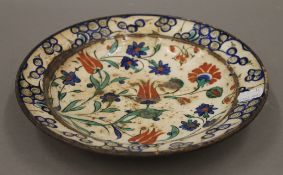 An antique Isnik pottery dish. 24.5 cm diameter.