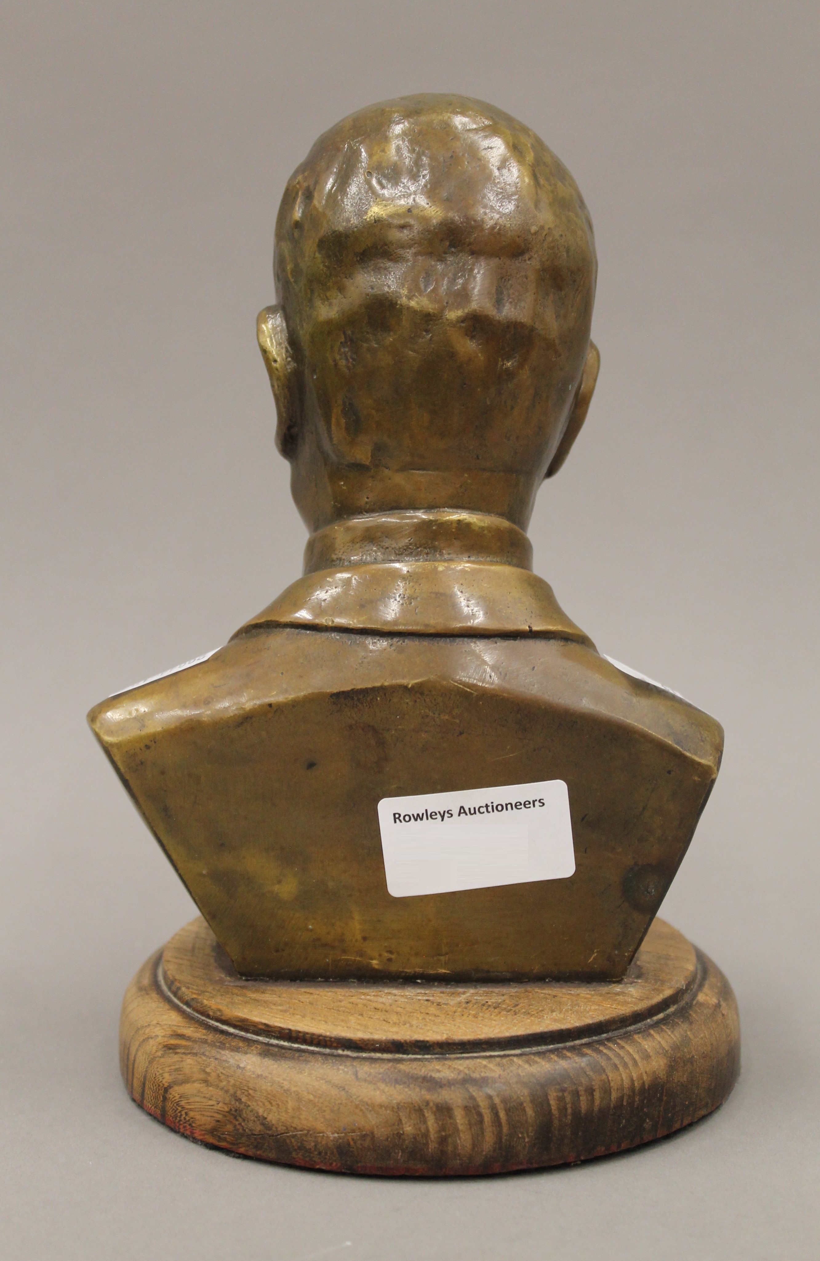 A bronze bust on a gentleman. 20 cm high. - Bild 3 aus 3