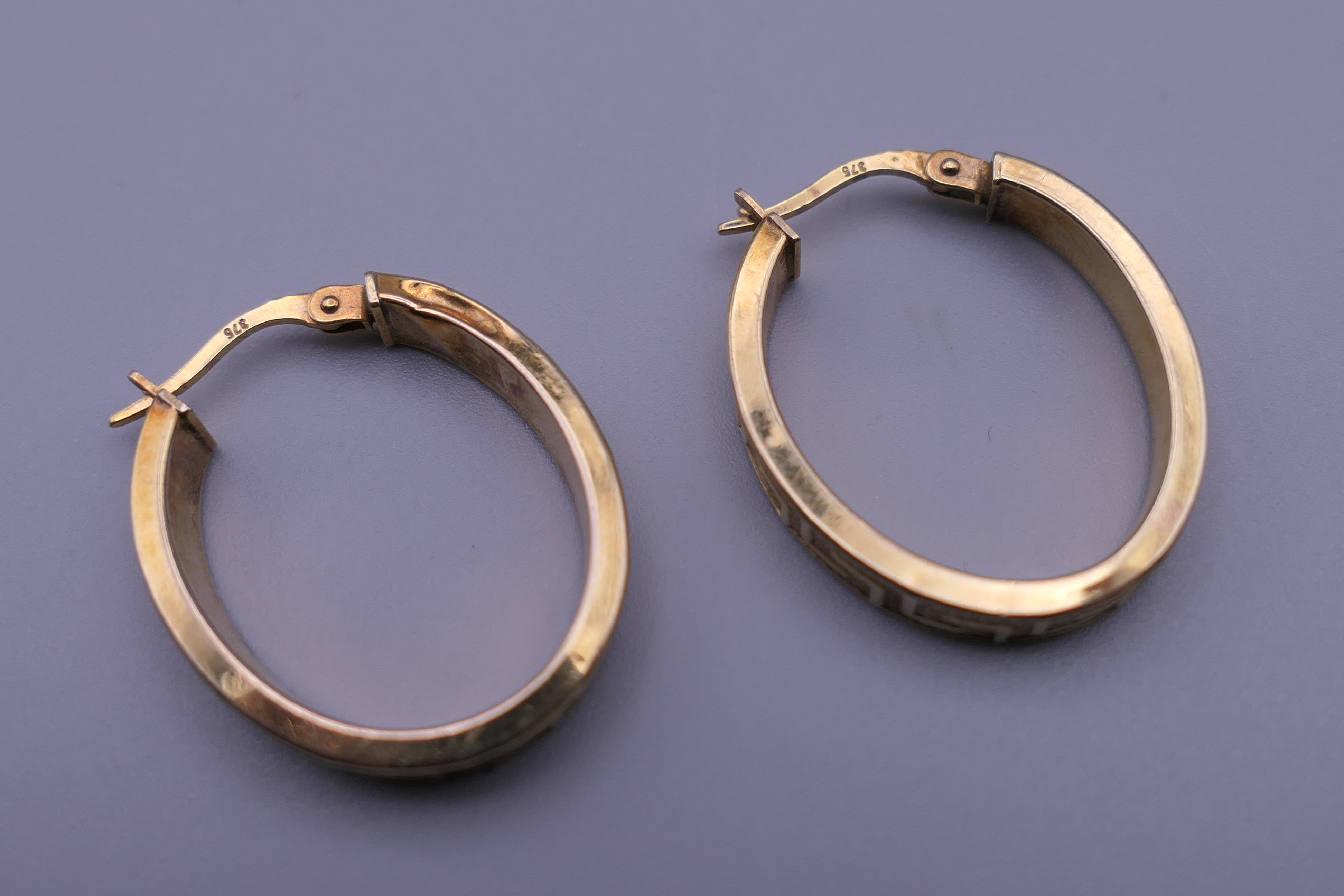 A pair of 9 ct gold hoop earrings. 2.5 cm high. 1.8 grammes. - Image 4 of 7