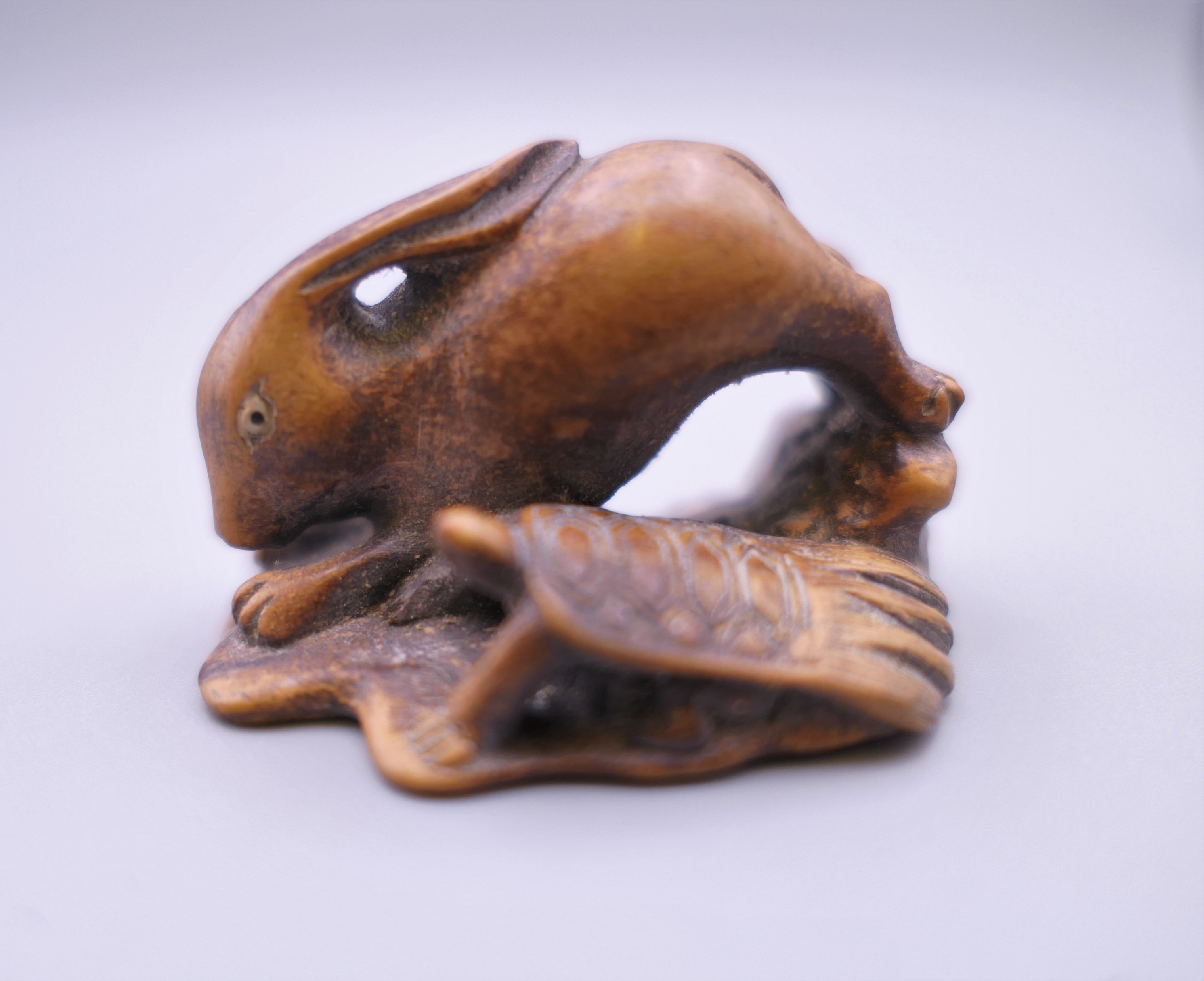 A Japanese hare and tortoise wooden netsuke. 4 cm long. - Image 7 of 8