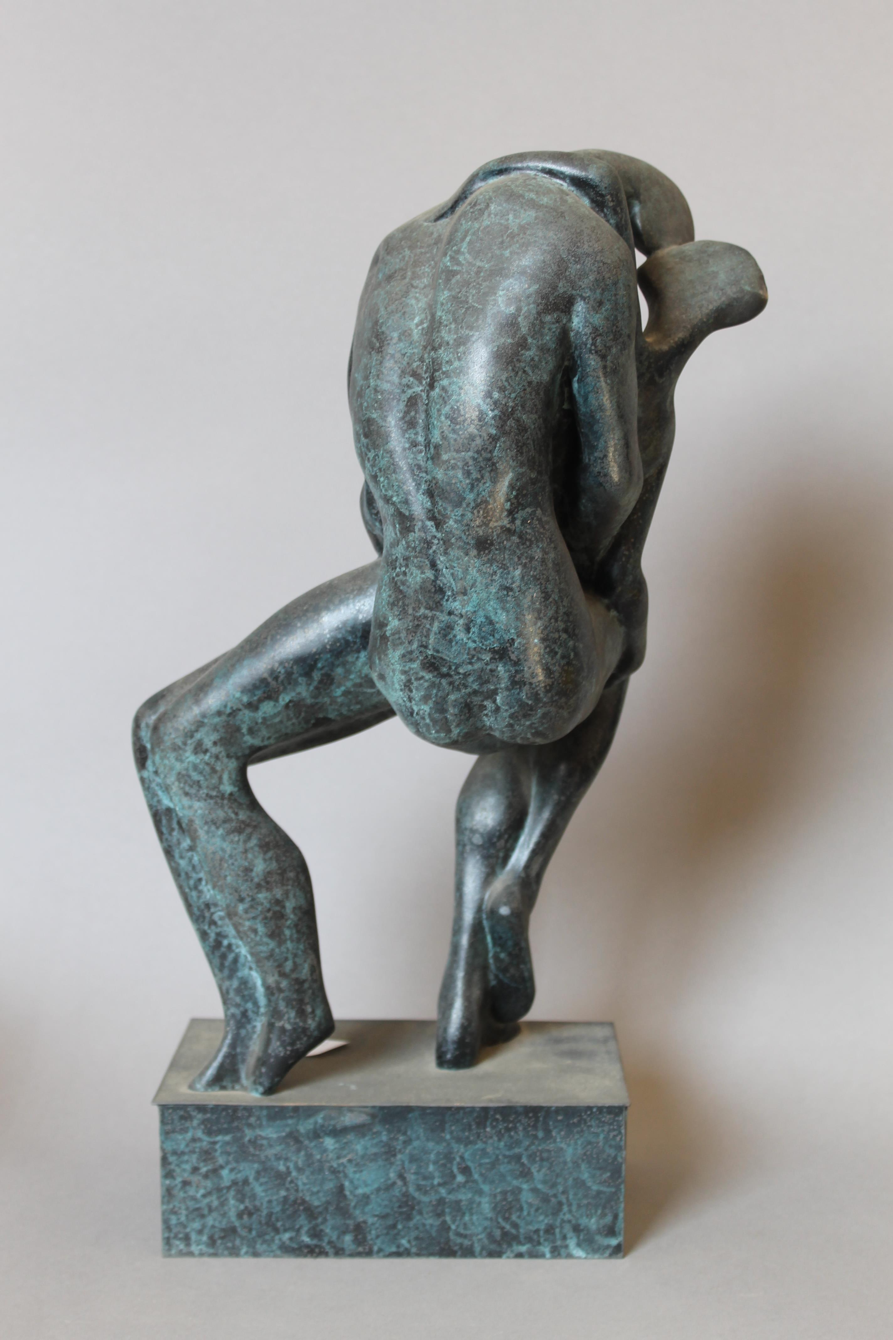 An abstract patinated bronze sculpture of a couple kissing. 44 cm high. - Bild 3 aus 3
