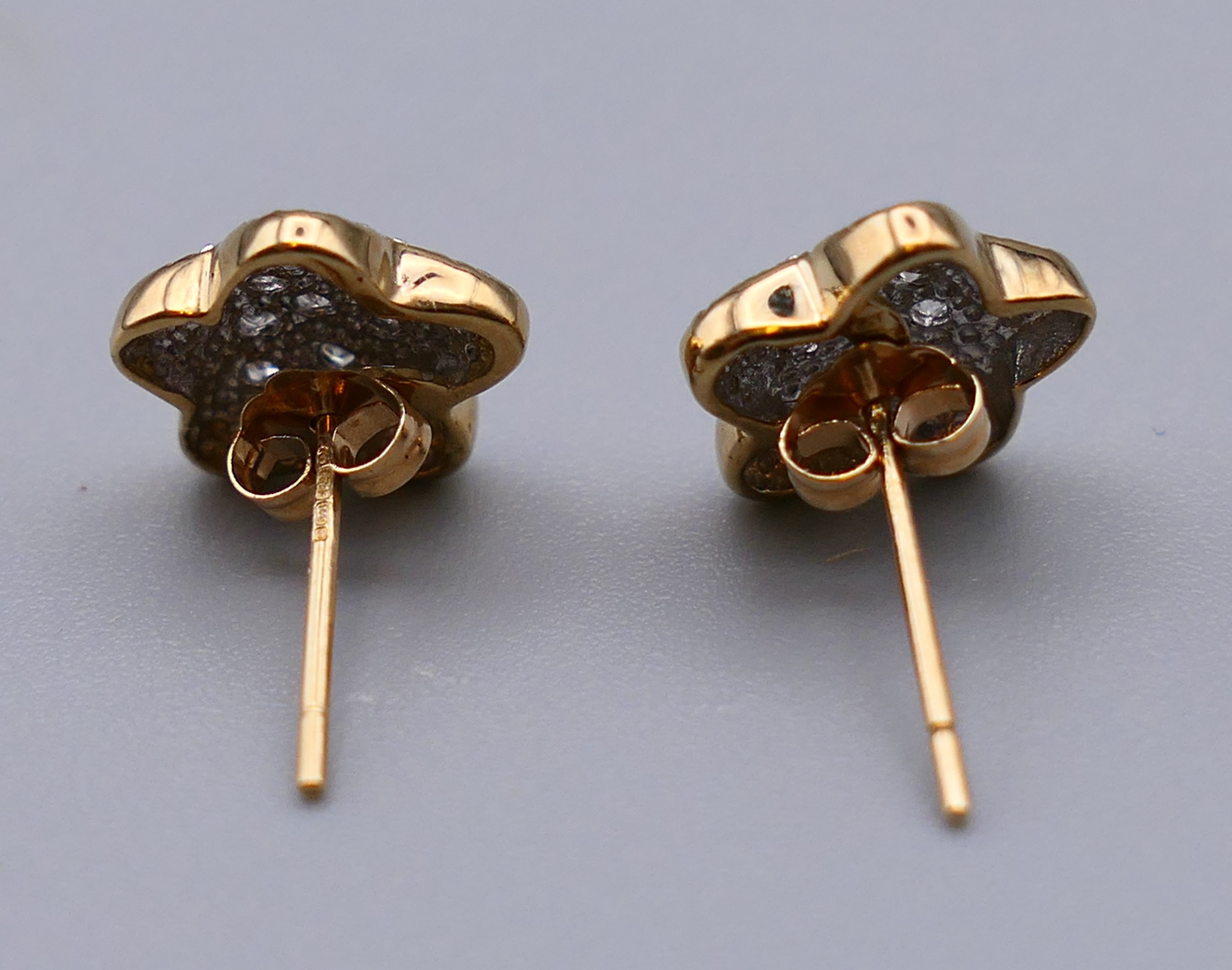 A pair of 9 ct gold diamond star shaped cluster earrings. 1 cm diameter. 1.8 grammes total weight. - Image 3 of 6