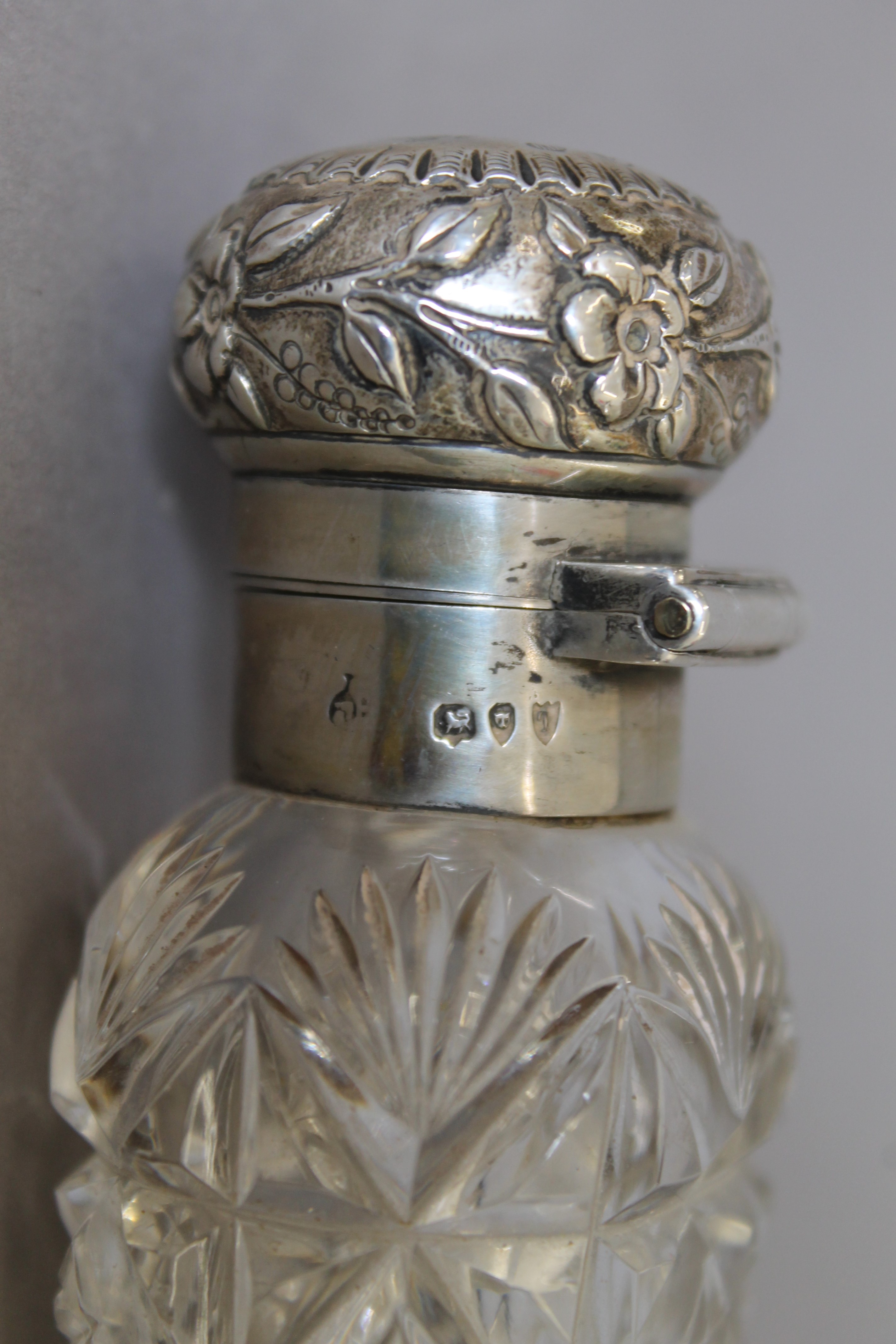 A Victorian silver mounted cut glass scent bottle. 15.5 cm long. - Image 3 of 4